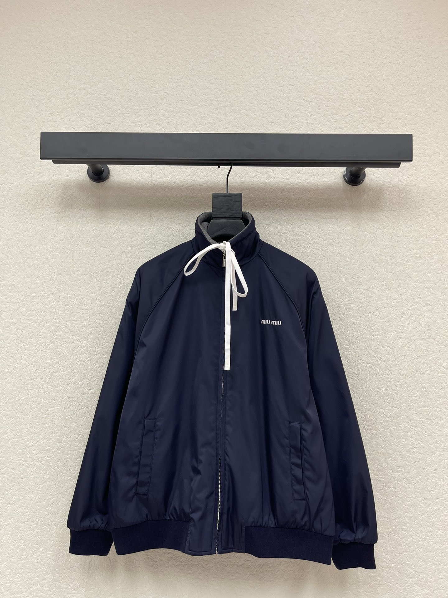 NO:587049,*25 new autumn and winter fleece zipper drawstring jacket. Dark blue with gray lapels, simple and practical!  Lightweight down filling, full warmth retention, outer layer is windproof and waterproof, front zipper + white drawstring, full of details, elasticated cuffs and hem, more comfortable to wear. SML,,jackets & coats,down jacket,alexander wang19860909*25秋冬新款抓绒拉链抽绳外套.深蓝配灰色翻领,简约又实用！轻质羽绒填充,保暖力满分,外层防风防水,正面拉链+白色拉绳,细节感拉满,袖口和下摆松紧设计,穿着更舒适.SML,,jackets & coats,down jacket,alexander wang,Women's clothing