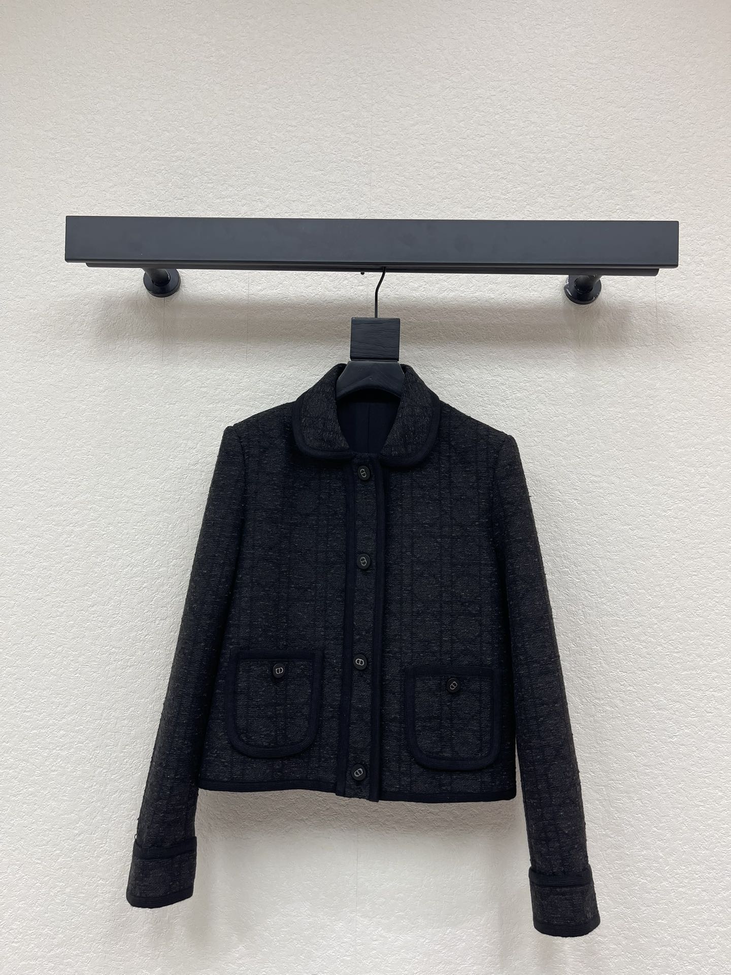 NO:579459,Dio*25 new autumn and winter black Miss D limited edition Princess Diana cannage pattern double pocket lapel jacket. Developed and customized three-dimensional black woven tweed fabric, three-dimensional and wide. Both colors are super age-reducing. The lapel is single-breasted and short. The H-shaped upper body makes the body slim and tall. Elegant and casual, fashionable and high-end. A must-have for French socialites, white and rich. SML,, dior, jackets & coats, alexander wang19860909Dio*25秋冬新款黑色Miss D限定戴妃藤格纹双口袋翻领外套 开发定制立体黑色编织粗花呢面料立体挺阔 两个颜色都超减龄 翻领单排扣小短款H版型上身显瘦又高挑 优雅随性的时髦高级感 法式名媛风白富美必备 SML,,dior,jackets & coats,alexander wang,Women's clothing