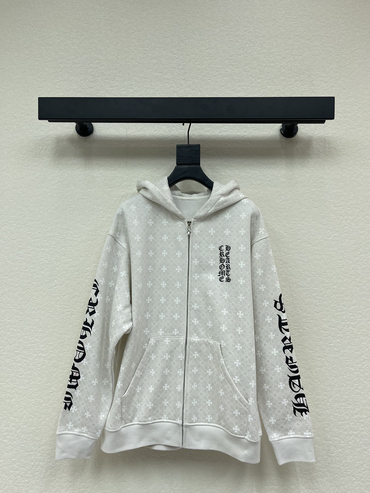 NO:587044,*Chrome hearts printed zipper hooded jacket. Fully printed dark pattern + Sanskrit embroidery on the sleeves, low-key and recognizable. The fabric is soft and comfortable, the zipper design is easy to put on and take off, the hood has a perfect casual feel, and the loose fit is suitable for all kinds of body shapes. SML,, chrome hearts, jackets & coats, hats, alexander wang19860909*克罗心满印花拉链连帽外套.满印暗纹+袖部梵文刺绣,低调又有辨识度.面料柔软舒适,拉链设计方便穿脱,连帽休闲感满分,宽松版型适合各种身材.SML,,chrome hearts,jackets & coats,hats,alexander wang,Women's clothing