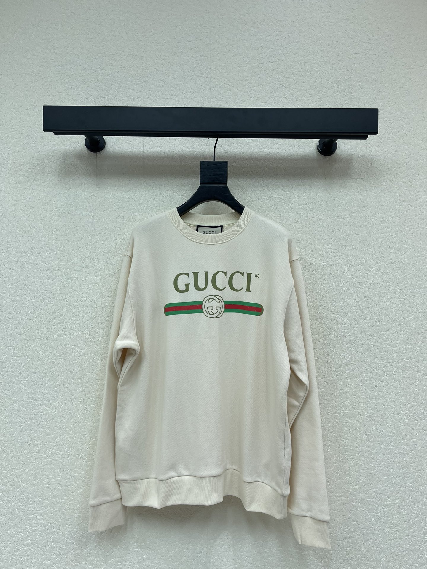 NO:587930,Gucc*25 new autumn and winter contrasting letter round neck sweatshirt. Customized YB native cotton fabric, stretchy and comfortable, full of texture, the iconic horizontal stripe letters decorate the chest, two rows of contrasting colors show the fashionable and design brand style, evergreen loose sweatshirt cut, fashionable and stylish, casually control the neutral style, relaxed and lazy, perfect for daily leisure. SML,,gucci,hoodie,sweatshirts,alexander wang19860909Gucc*25秋冬新款撞色字母圆领卫衣.定制YB原生全棉面料,弹力舒适,质感十足,标志性横杠打底字母装点胸前,两排撞色排列彰显时尚富有设计感的品牌风范,常青款宽松卫衣剪裁,穿搭时髦有型,随意驾驭中性风格,松弛慵懒,日常休闲完美适配.SML,,gucci,hoodie,sweatshirts,alexander wang,Women's clothing