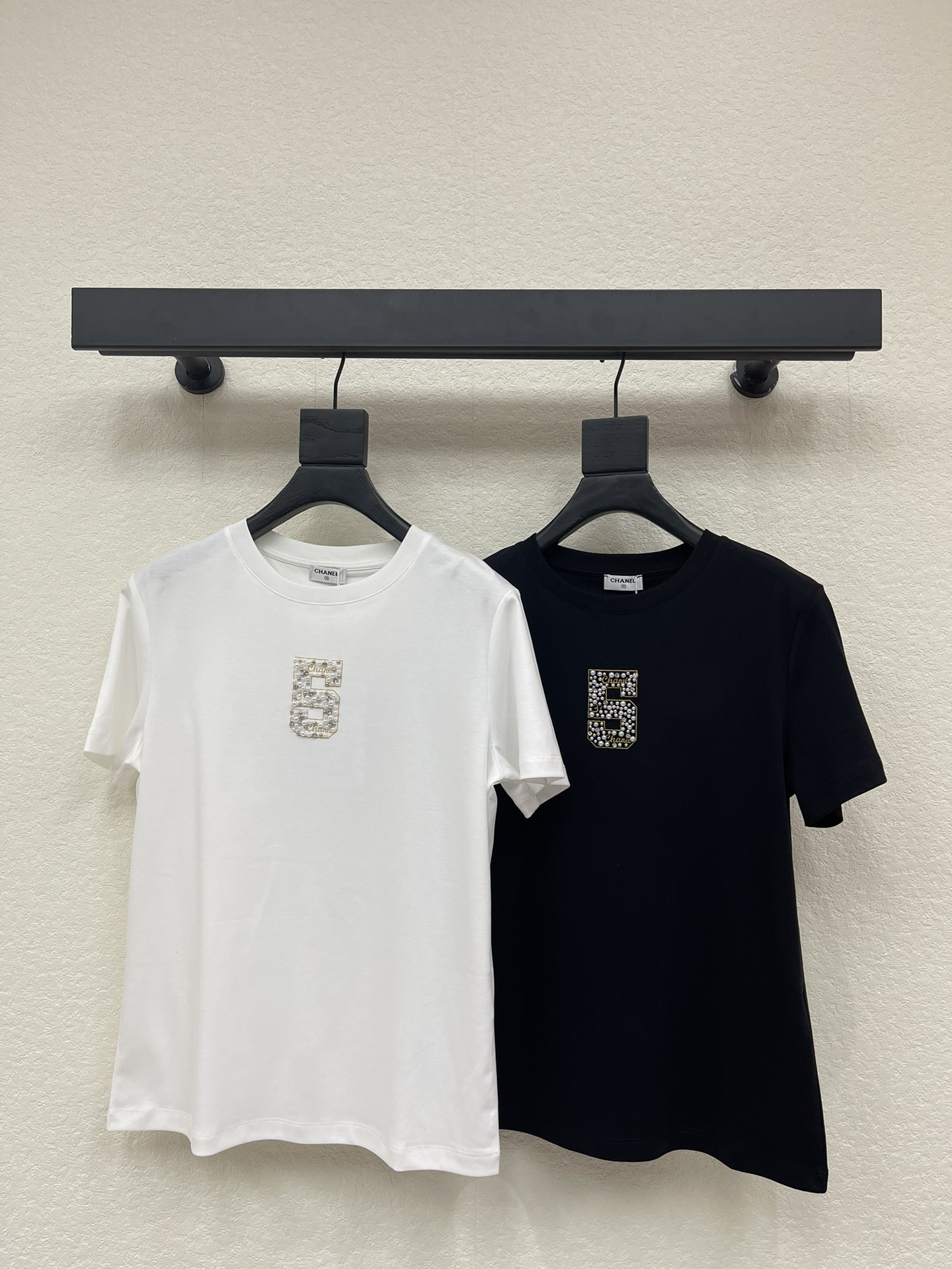 NO:587073,Chane*26 new early spring new exquisite diamond-cut short-sleeved T-shirt, high-end fabrics, skin-friendly, breathable and comfortable, iconic letter pattern, low-key luxury, age-reducing girlhood!  A must-have artifact for Bai Fumei!  The classic version is versatile and easy to wear. It is highly recommended to keep it for yourself!  The quality of workmanship depends on the details SML,,chanel,T-shirt,tees,t-shirt,alexander wang19860909Chane*26早春新款精致订钻短袖T恤 高订面料 亲肤透气舒适 标志性字母图案低调奢华 减龄少女时代！白富美必备神器！ 经典版型百搭不挑人 强烈推荐自留款！ 做工品质看细节 SML,,chanel,T-shirt,tees，t-shirt,alexander wang,Women's clothing