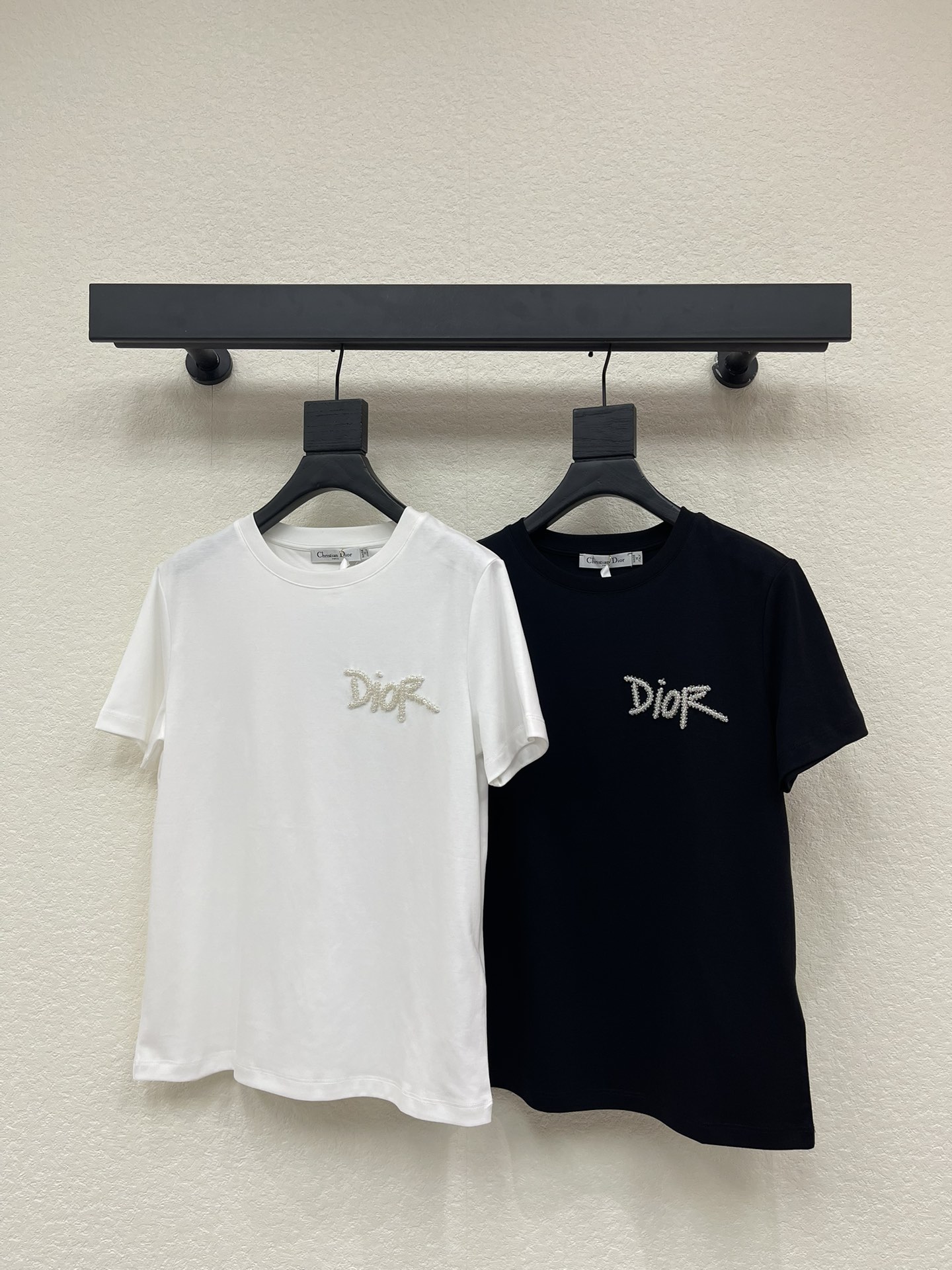 NO:587067,Dio*26 new early spring new exquisite diamond-cut short-sleeved T-shirt, high-end fabrics, skin-friendly, breathable and comfortable, iconic letter pattern, low-key luxury, age-reducing girlhood!  A must-have artifact for Bai Fumei!  The classic version is versatile and easy to wear. It is highly recommended to keep it for yourself!  The quality of workmanship depends on the details SML A,,dior,T-shirt,tees,t-shirt,alexander wang19860909Dio*26早春新款精致订钻短袖T恤 高订面料 亲肤透气舒适 标志性字母图案低调奢华 减龄少女时代！白富美必备神器！ 经典版型百搭不挑人 强烈推荐自留款！ 做工品质看细节 SML A,,dior,T-shirt,tees，t-shirt,alexander wang,Women's clothing