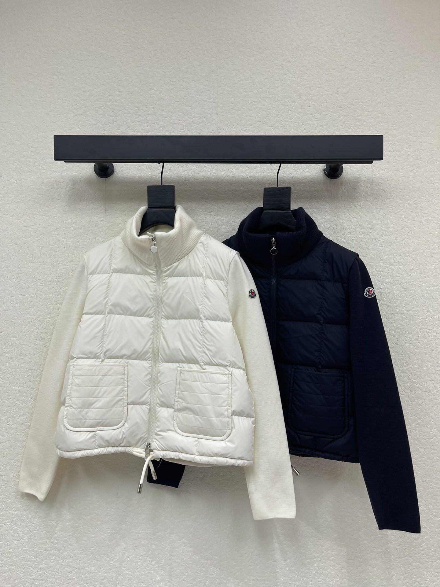NO:587020,Comes with a dust bag. Moncler's autumn and winter women's Cardigan stand-up collar spliced ​​knitted down jacket. The wide plaid blouse with loose volume is warm and wraps up, making you look slim and not unattractive!  The version is square in shape, with plenty of looseness, and a straight upright feeling that is not unsightly. It does not make you look fat at all. It can be boldly worn with various thin interiors and double zipper closures to cool down in autumn and winter. It is great when opened or closed!  !  Simple and practical wide-lattice design, 90% duck down filling inside. Size SML, Moncler, down jacket, alexander wang19860909配防尘袋Moncler 蒙口秋冬女士Cardigan立领拼接针织羽绒.有松量的宽格面包服温暖包裹显瘦不挑人！版型偏正方形,有松量,不挑人哈直直的立挺感,一点也不会显胖秋冬降温可以大胆的套各种薄内搭双拉链开合,拉开合上都巨好！！简约实穿的宽格设计,内里90鸭绒填充. 码数SML,,Moncler,down jacket,alexander wang,Women's clothing