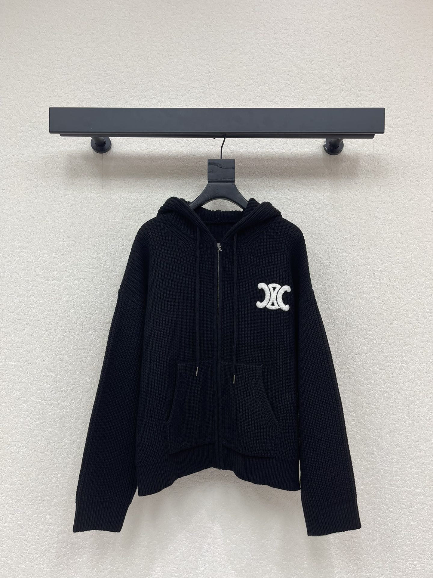 NO:579464,CELIN*25 new autumn and winter hooded zipper casual knitted cardigan!  Customized wool knitted material, comfortable and stylish, full of texture. The hooded long-sleeved cardigan is cut with dense needle rows and has excellent wind and cold protection. The heavy draped upper body has a relaxed and gentle feeling. The drawstring elastic design. The Y Arc de Triomphe embroidery pattern on the chest highlights the fashion charm of the brand. Regular loose fit. The wide vertical pit strips at the cuffs hem are tightened to modify the elegant lines. A must-have fashion focus for commuting and vacation!  SML,,celine,hats,alexander wang19860909CELIN*25秋冬新款连帽拉链休闲针织开衫！定制羊毛针织材质 舒适有型 质感十足 连帽长袖开衫剪裁 排针密实 防风御寒效果一绝 克重垂坠上身自带松弛温柔感 抽绳松紧设计 胸前Y凯旋门刺绣图案 彰显品牌时尚魅力 常规宽松版型 袖口下摆宽竖坑条收紧 修饰出优雅线条 通勤度假必备时尚焦点穿搭！SML,,celine,hats,alexander wang,Women's clothing