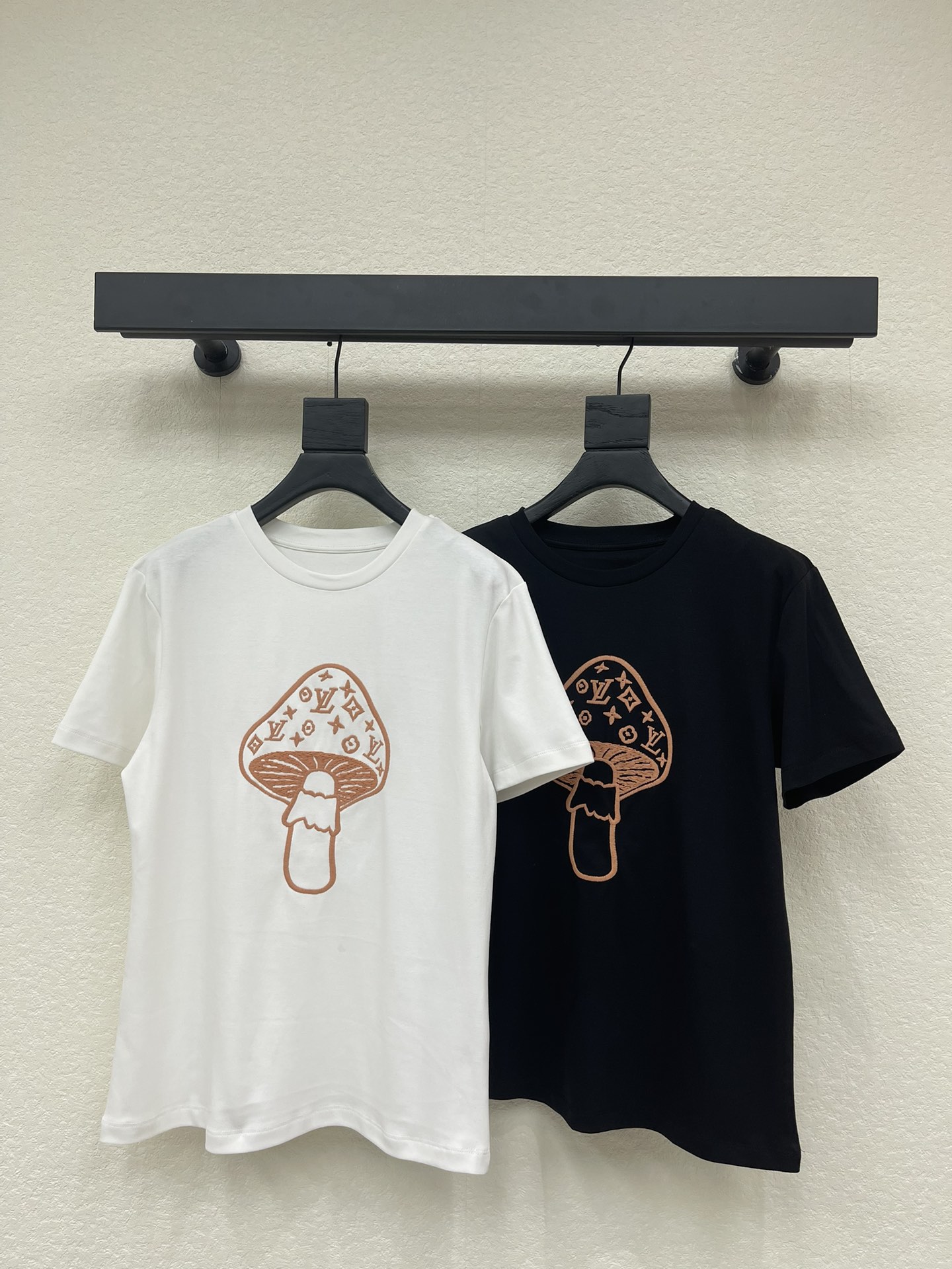 NO:579455,Louis Vuitto*26 early spring new mushroom embroidered letter short-sleeved T-shirt. High-density fashionable sports style. Every daily wear. Playful and age-reducing design elements full of vitality. High quality. Size SML, louis vuitton, T-shirt, tees, t-shirt, alexander wang19860909Louis Vuitto*26早春新款蘑菇刺绣字母短袖T恤 高密度时髦运动风 每个日常的穿搭 俏皮减龄充满元气的设计元素 高品质 尺码SML,,louis vuitton,T-shirt,tees，t-shirt,alexander wang,Women's clothing