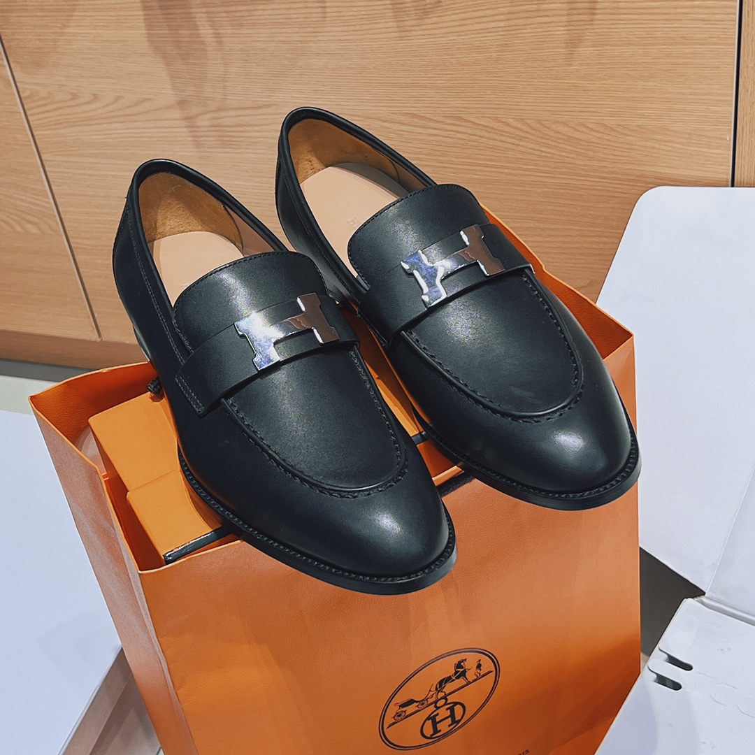NO:668711,The latest 2025 HERME…S cowhide loafers, with inseam soles and iconic Paris shoe buckles. Create a fashionable and modern look. Classic shoe shape with full cowhide upper. More fashionable than ordinary formal wear, easy to match, a fashion must-have!  Cowhide lining, leather sole imported from Italy, original packaging!   Top men's models 39-46, (38, 45, 46 customized), loafers, hermes, loafers, cowhide198609092025最新HERME…S 牛皮乐福鞋,搭配内缝线鞋底和标志性Paris鞋扣. 打造时尚摩登造型. 经典鞋型 搭配全牛皮鞋面. 比普通正装时髦好搭配,时尚必备品！ 内里牛皮、鞋底意大利进口皮底 原版包装！  顶级男款39-46、（38、45、46订制）,乐福鞋,hermes,loafers,cowhide,Women's Shoes