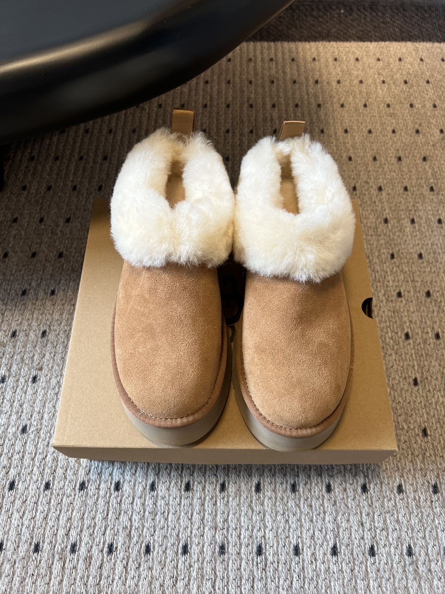 NO:593467,UG* new autumn and winter round-toe thick-soled snow boots. The furry collar is soft, and the thick-soled design is comfortable and close to the ankle. The thick-soled design makes your legs appear taller and longer when worn. These UGG lazy furry shoes have a cute round toe shape. They can be worn with pants or skirts. The most important thing is that they are 'lazy-friendly'. You can go out with just one kick and walk steadily.  The plush is thick and soft, soft and comfortable on the feet. It looks good with a pair of ordinary socks and adds a sense of atmosphere. The real thing looks as good as the picture. The maroon suede material is very textured and the fur is soft and thick. It is soft and comfortable to wear. The upper is high mercerized cow velvet and the inner lining is Longfeng A-grade fur. The outsole is EVA foam.  size 35-40 (customized sizes 40 are non-refundable), snow boots, boots, skirts, chamois leather, socks19860909UG*秋冬新款圆头厚底雪地靴 茸茸的鞋领软乎乎的,贴脚脖子舒服厚底设计穿上显高显腿长,这款UGG懒人毛毛鞋圆头造型很可爱,平时配裤子,裙子都可以最关键是“懒人友好’,一脚蹬就能出门,走路也稳. 毛绒厚实柔软,上脚软糯舒服,搭配一双普通的袜子,都很好看,氛围感拉满.实物和图片一样好看,栗色的麂皮材质很有质感,毛毛又软又厚实,穿着柔软又舒服. 鞋面高丝光牛绒 内里隆丰A级皮毛一体 大底EVA发泡大底 size35-40码（40码定制不退换）,雪地靴,boots,skirts,chamois leather,socks,Women's Shoes