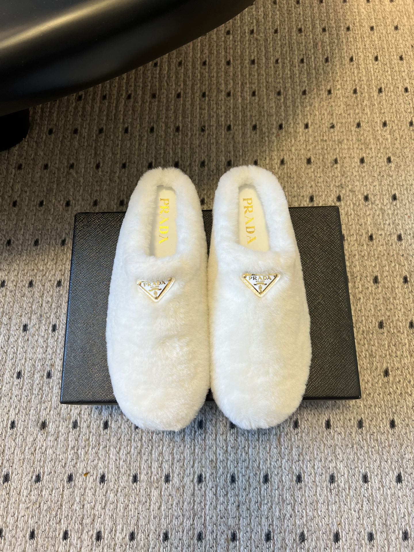 NO:594261,Top-quality Prad* 25ss Triangular Label Plush Mule Half Slippers are made of plush material, soft and comfortable to the touch, and can provide a warm wearing experience for the feet, suitable for autumn and winter. Available in beige, white, black, dark purple, brown and other colors to meet different styles and matching needs, and can be adapted to a variety of wearing scenarios. It is a mule shoe style with no heel design, easy to put on and take off, and has both fashion sense and practicality. It can be used as daily casual shoes, and can also add fashion elements to the look.  Material wool, sheepskin lining, outsole, TPU outsole, 2cm heel19860909顶级品质 Prad* 25ss 三角标毛绒穆勒半拖鞋 采用毛绒材质,触感柔软舒适,能为脚部提供温暖的穿着体验,适合秋冬季节.有米色、白色、黑色、深紫色、棕色等多种颜色可选,满足不同风格搭配需求,可适配多种穿搭场景. 属于穆勒鞋款式,无后跟设计,穿脱方便,兼具时尚感与实用性,既可以作为日常休闲鞋款,也能为造型增添时尚元素. 面料羊毛 内里羊皮 大底TPU大底 跟高2cm Size35-41码（40-41码订做不退换）,半拖毛毛鞋,prada,slippers,sheepskin,Women's Shoes