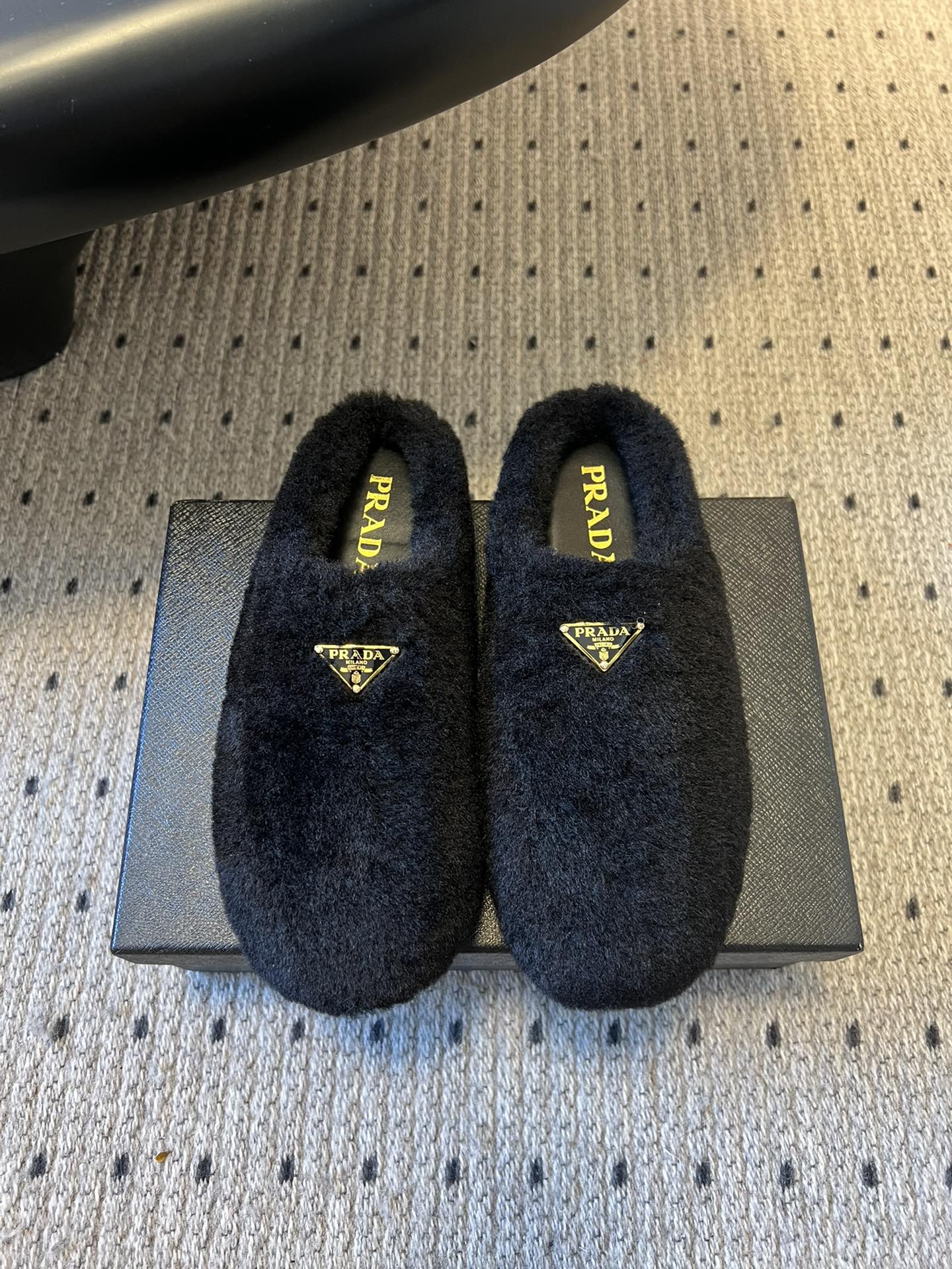 NO:588369,Prad* 25ss triangular mark plush mules are made of plush material, soft and comfortable to the touch, and can provide a warm wearing experience for the feet, suitable for autumn and winter. Available in beige, white, black, dark purple, brown and other colors to meet different style matching needs and can be adapted to a variety of wearing scenarios. It is a mule shoe style with no heel design, easy to put on and take off, and has both fashion sense and practicality. It can be used as daily casual shoes or to add fashion elements to the look. Fabric Wool  Sheepskin lining, TPU outsole, 2cm heel19860909Prad* 25ss 三角标毛绒穆勒鞋 采用毛绒材质,触感柔软舒适,能为脚部提供温暖的穿着体验,适合秋冬季节.有米色、白色、黑色、深紫色、棕色等多种颜色可选,满足不同风格搭配需求,可适配多种穿搭场景. 属于穆勒鞋款式,无后跟设计,穿脱方便,兼具时尚感与实用性,既可以作为日常休闲鞋款,也能为造型增添时尚元素. 面料羊毛 内里羊皮 大底TPU大底 跟高2cm Size35-41码（40-41码订做不退换）,,prada,sheepskin,Men's shoes