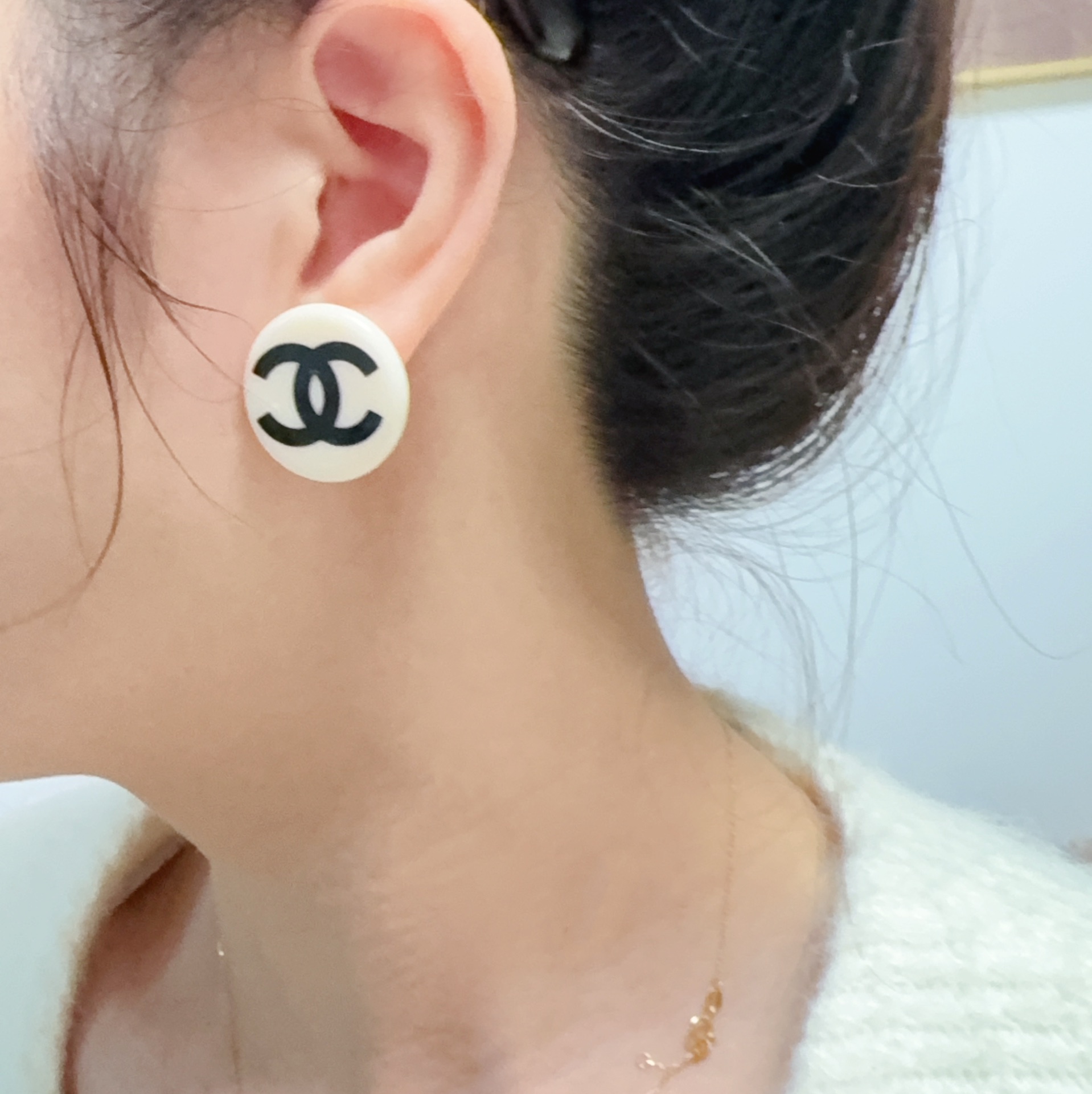 NO:575747,Xiaoxiangfeng Chanel double C letter off-white round earrings. Xiaohongshu fashionistas have it. It shows your face shape. The original material is very simple. It is very good for daily use when taking photos. It is attractive, high-quality jewelry, chanel.19860909小香风Chanel 双C字母米白色圆形耳钉小红书时尚达人都有种草哦 显脸型 原版材质 很简约 拍照日常配搭很不错滴 耐看ing,饰品精品,chanel,Jewelry