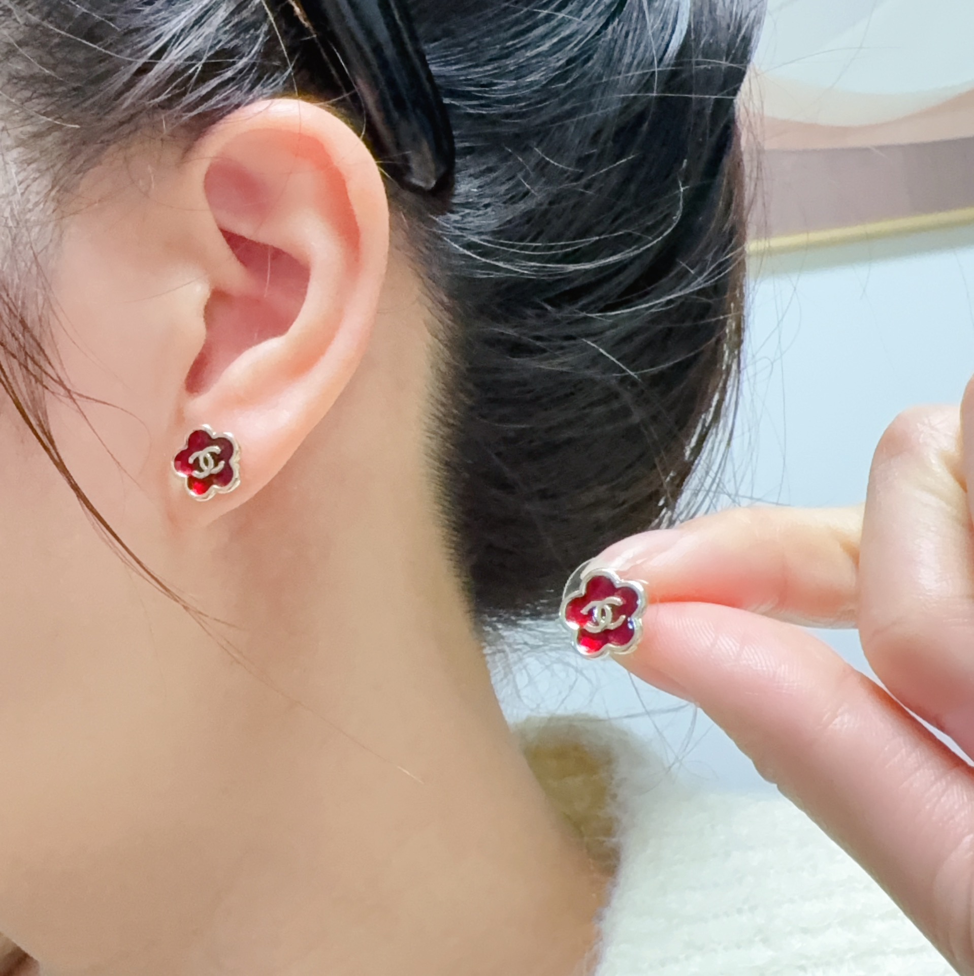 NO:575749,Chanel Xiaoxiang's simple medieval style camellia and peach red small earrings. These earrings are really super beautiful. The design is simple, but the wearing effect is very good. Even the small earlobes like mine are also very okzp. The upper ear is super elegant and elegant. Jewelry boutique, chanel, earrings19860909Chanel 小香简约中古风格山茶花、桃花红色小耳钉这款耳环真的超级美看着设计简单但是佩戴效果好看到爆就连我这种小耳垂的也很okzp黄铜材质 上耳超气质优雅,饰品精品,chanel,earrings,Jewelry
