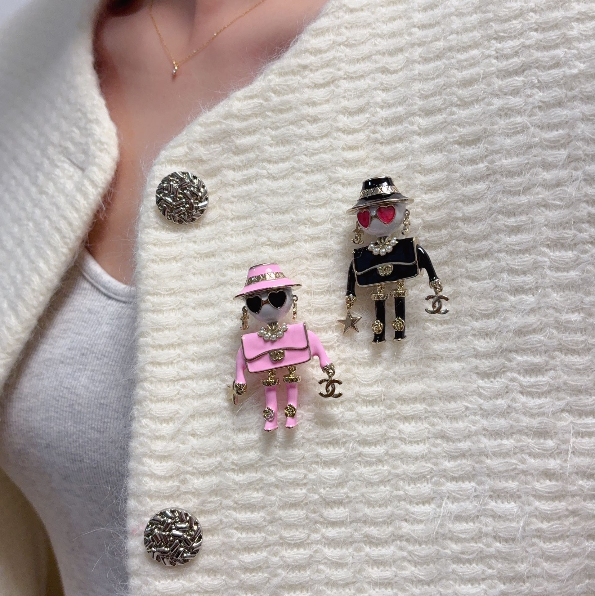 NO:583465,CHANEL Xiaoxiang  The new Chanel robot smart brooch, pink and black colorful bag decorations, small fragrance hat, bag keychain, the latest high version Chanel brooch, is the accessory that understands women best. Women who put all their efforts into being themselves often cherish the meaning of the brooch more. Chanel  The lady pinned the brooch to her hat and told the fashionable ladies who imitated her [Broches are very practical. They can be pinned on the collar of a suit, on a pocket, on a hat, on a belt or on an evening gown. Jewelry boutique, chanel, chanel, business  suit,brooch,breastpin,keychain,hats19860909CHANEL小香 新款香奈儿Chanel机器人灵动胸针粉色、黑色炫彩包饰、小香风帽子、包包钥匙扣最新款高版本香奈儿胸针,是最懂女人的饰物.那些倾注了全部心血去做自己的女人,往往更珍惜胸针的意义.香奈儿女士把胸针别在帽子上,并告诉那些模仿她的时髦女士们[胸针可是非常实用,它可以别在西装领上、口袋上、帽子上、腰带上或者是晚礼服上,饰品精品,chanel,chanel,business suit,brooch，breastpin,keychain,hats,Jewelry