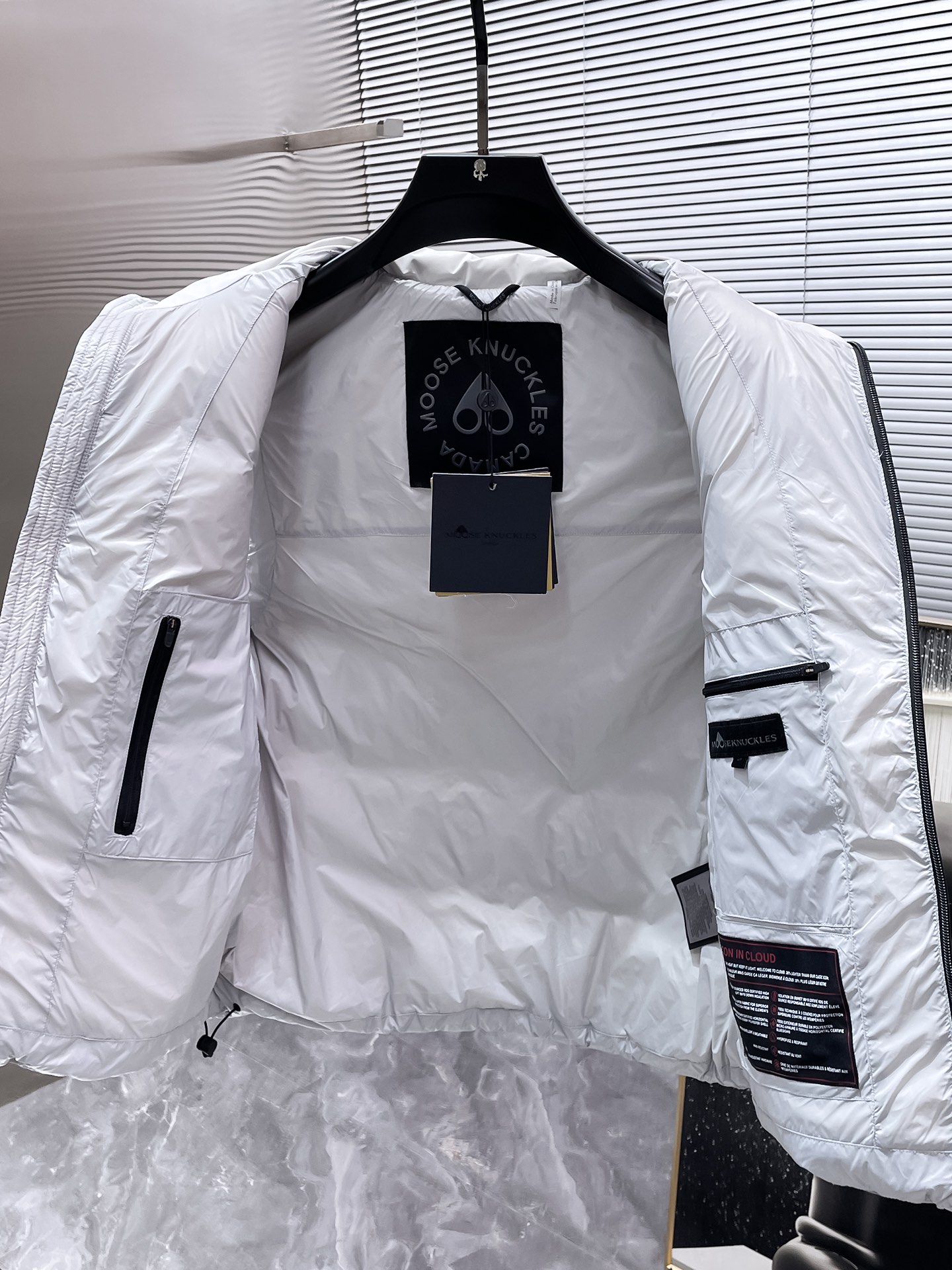 P440  剪刀  2025秋冬新款立领马甲羽绒服外套，爆款来袭，高版本。内充90绒，蓬松又保暖，品相超级好。进口防风防雨面料，软糯亲肤，抗皱不沾灰，立挺有型，时尚绝绝子；奢华有型，辨识度极高；一眼就能看到的好品质。男女同款。适合凹各种造型，内搭随意，时尚感爆棚。码数 S-XXL