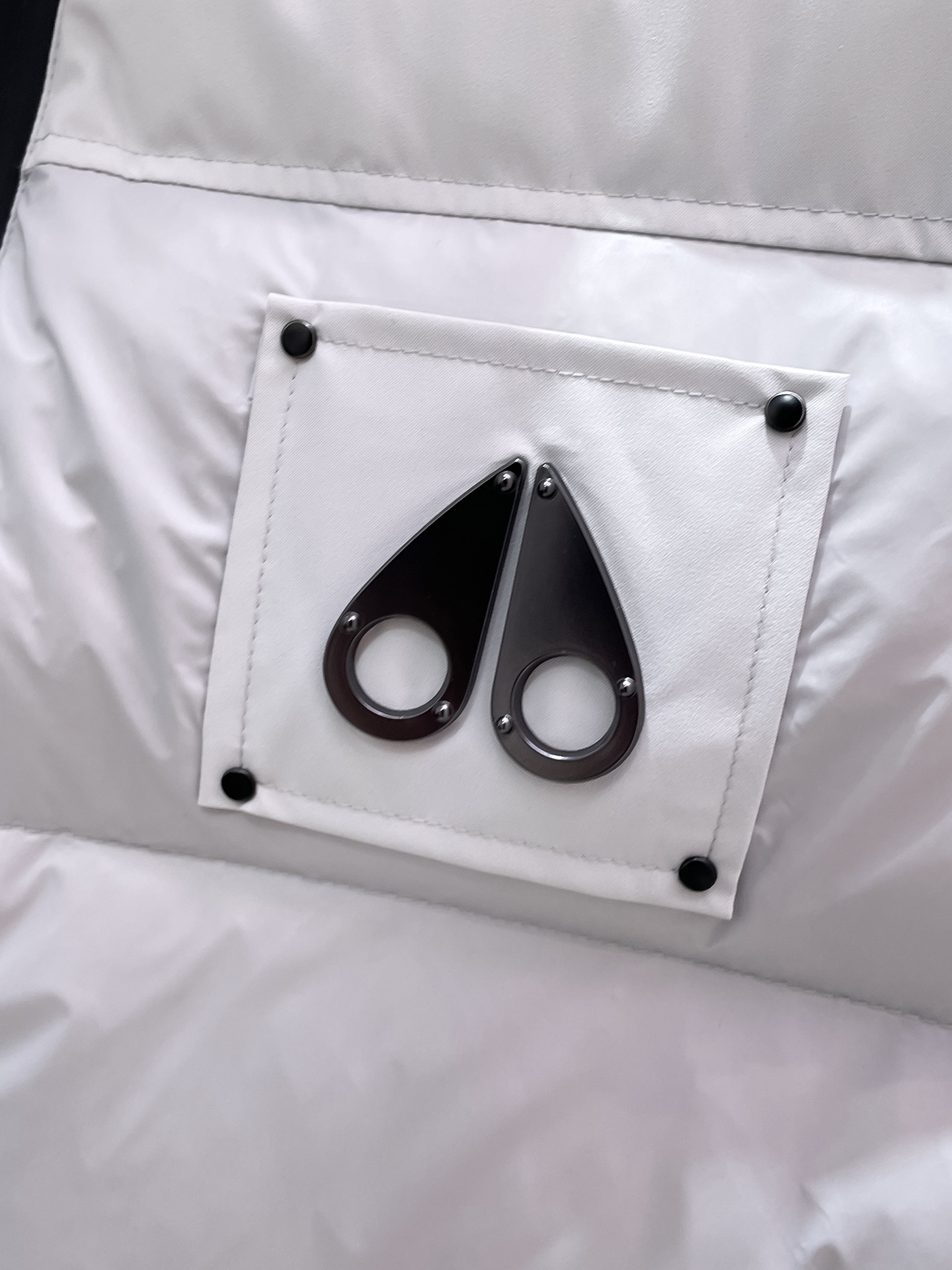 P440  剪刀  2025秋冬新款立领马甲羽绒服外套，爆款来袭，高版本。内充90绒，蓬松又保暖，品相超级好。进口防风防雨面料，软糯亲肤，抗皱不沾灰，立挺有型，时尚绝绝子；奢华有型，辨识度极高；一眼就能看到的好品质。男女同款。适合凹各种造型，内搭随意，时尚感爆棚。码数 S-XXL