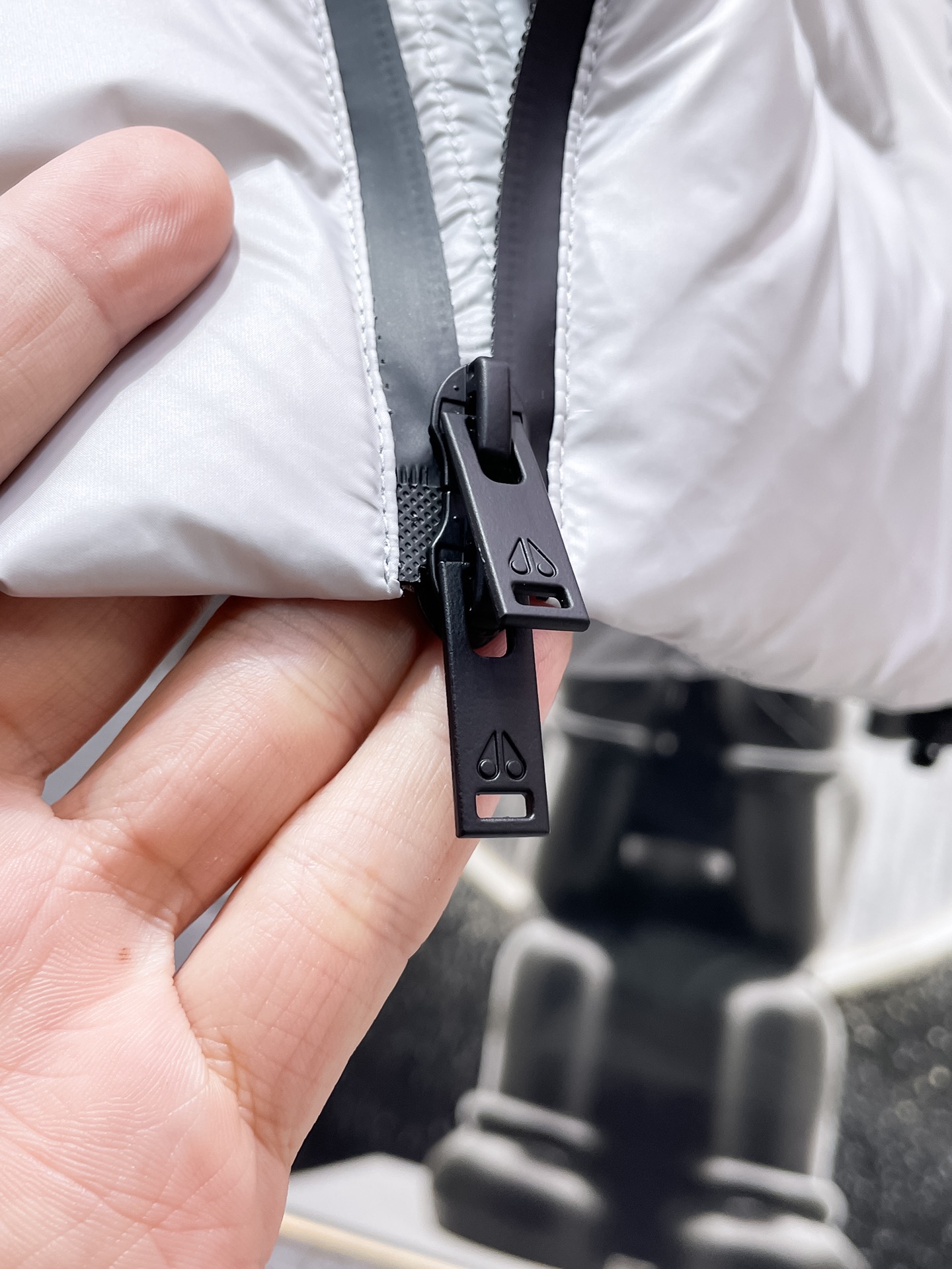 P440  剪刀  2025秋冬新款立领马甲羽绒服外套，爆款来袭，高版本。内充90绒，蓬松又保暖，品相超级好。进口防风防雨面料，软糯亲肤，抗皱不沾灰，立挺有型，时尚绝绝子；奢华有型，辨识度极高；一眼就能看到的好品质。男女同款。适合凹各种造型，内搭随意，时尚感爆棚。码数 S-XXL