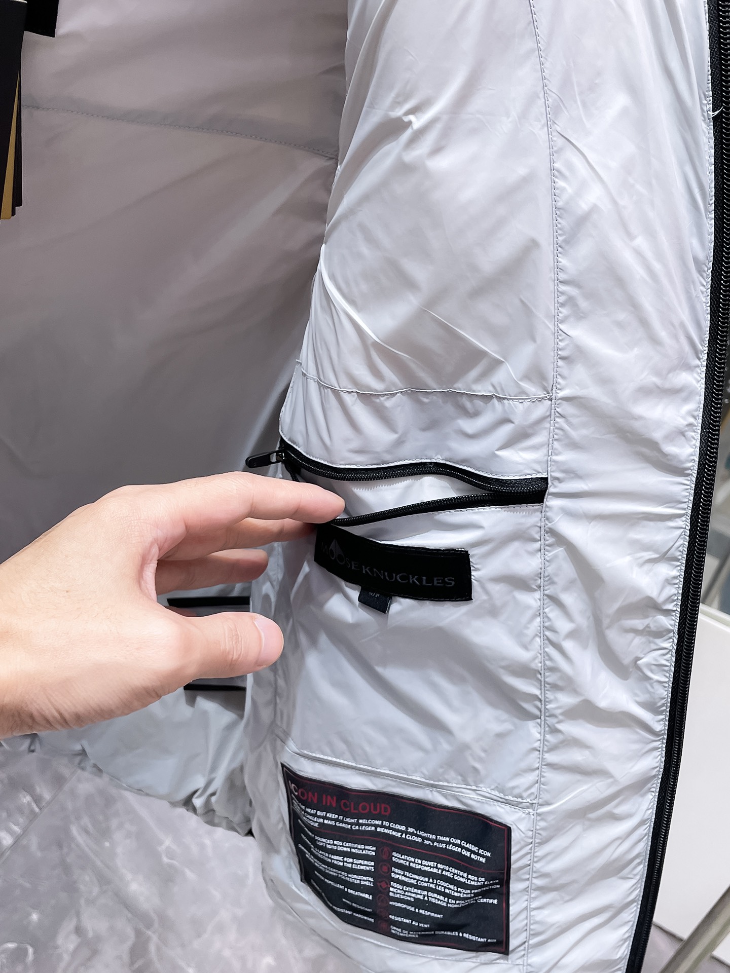 P440  剪刀  2025秋冬新款立领马甲羽绒服外套，爆款来袭，高版本。内充90绒，蓬松又保暖，品相超级好。进口防风防雨面料，软糯亲肤，抗皱不沾灰，立挺有型，时尚绝绝子；奢华有型，辨识度极高；一眼就能看到的好品质。男女同款。适合凹各种造型，内搭随意，时尚感爆棚。码数 S-XXL