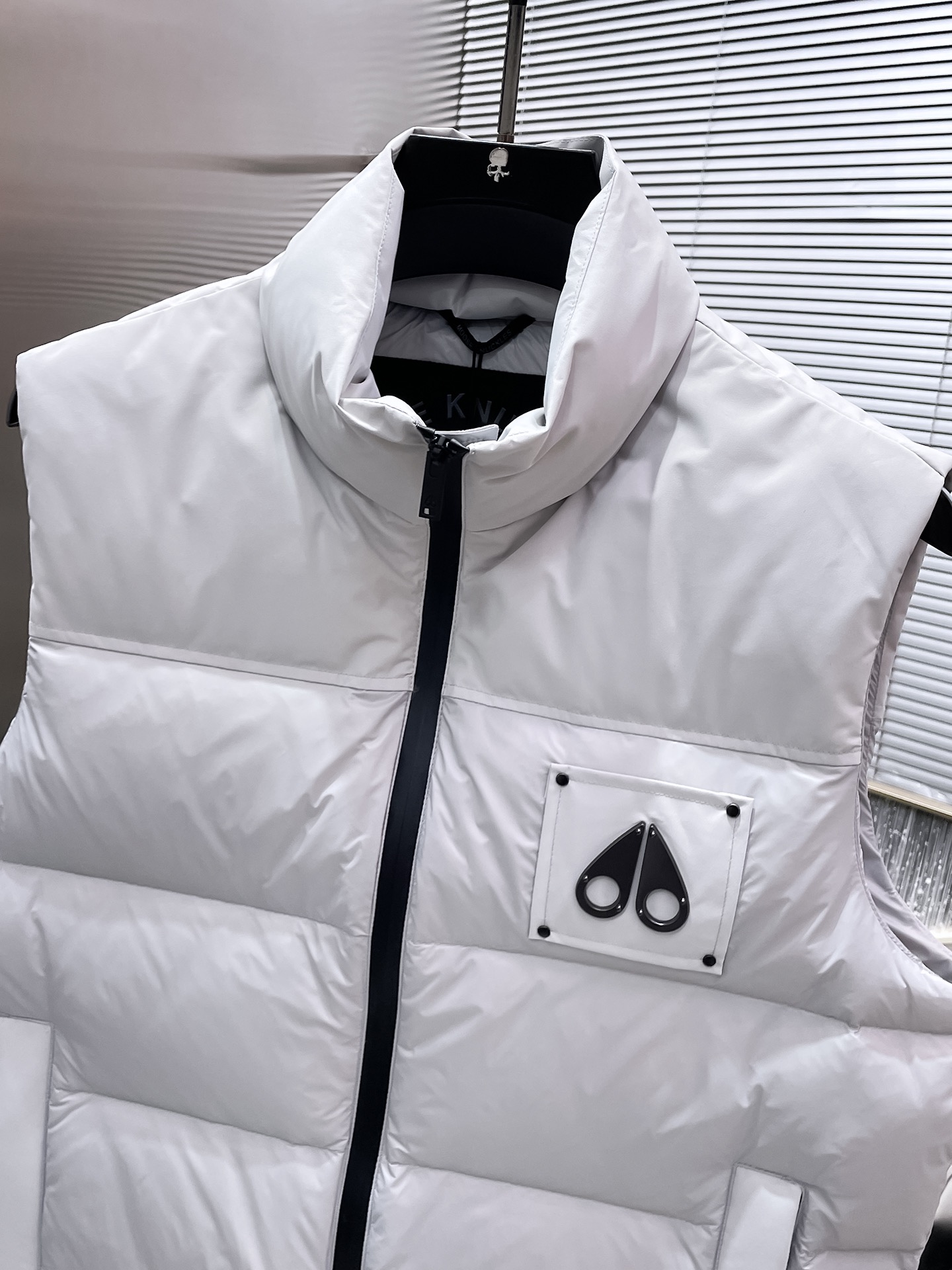 P440  剪刀  2025秋冬新款立领马甲羽绒服外套，爆款来袭，高版本。内充90绒，蓬松又保暖，品相超级好。进口防风防雨面料，软糯亲肤，抗皱不沾灰，立挺有型，时尚绝绝子；奢华有型，辨识度极高；一眼就能看到的好品质。男女同款。适合凹各种造型，内搭随意，时尚感爆棚。码数 S-XXL