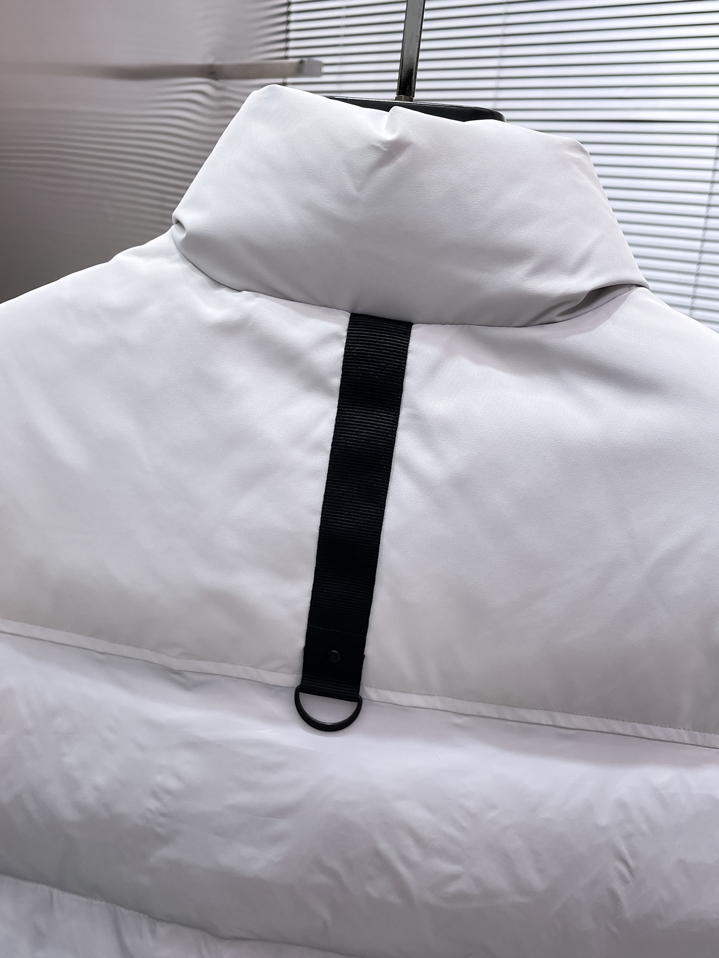 P440  剪刀  2025秋冬新款立领马甲羽绒服外套，爆款来袭，高版本。内充90绒，蓬松又保暖，品相超级好。进口防风防雨面料，软糯亲肤，抗皱不沾灰，立挺有型，时尚绝绝子；奢华有型，辨识度极高；一眼就能看到的好品质。男女同款。适合凹各种造型，内搭随意，时尚感爆棚。码数 S-XXL