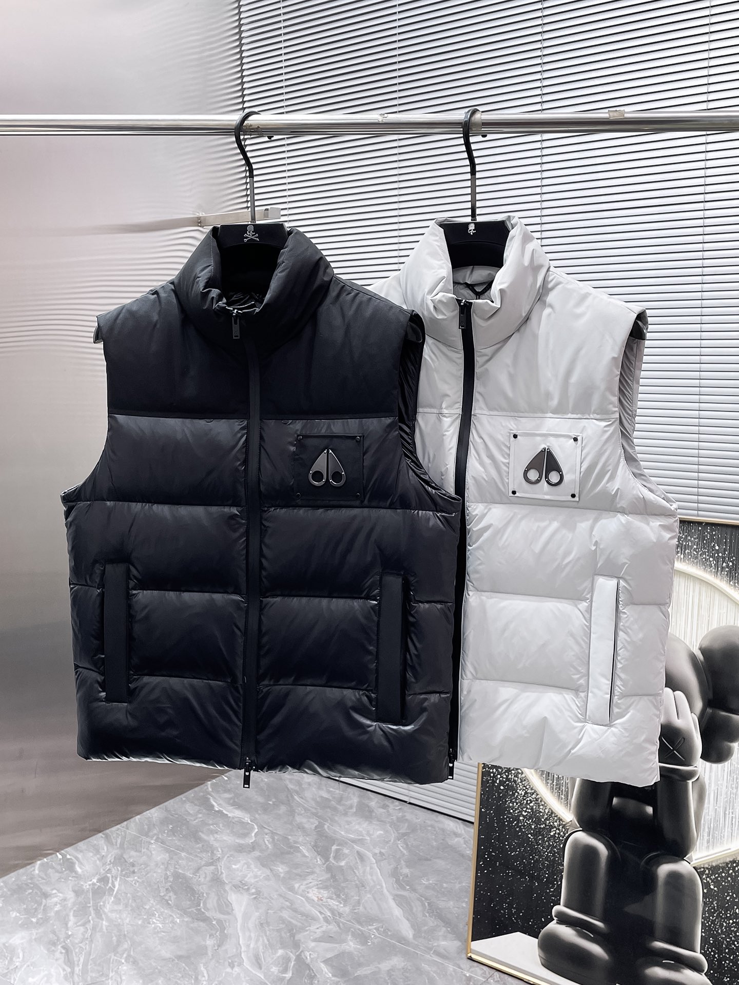 P440  剪刀  2025秋冬新款立领马甲羽绒服外套，爆款来袭，高版本。内充90绒，蓬松又保暖，品相超级好。进口防风防雨面料，软糯亲肤，抗皱不沾灰，立挺有型，时尚绝绝子；奢华有型，辨识度极高；一眼就能看到的好品质。男女同款。适合凹各种造型，内搭随意，时尚感爆棚。码数 S-XXL