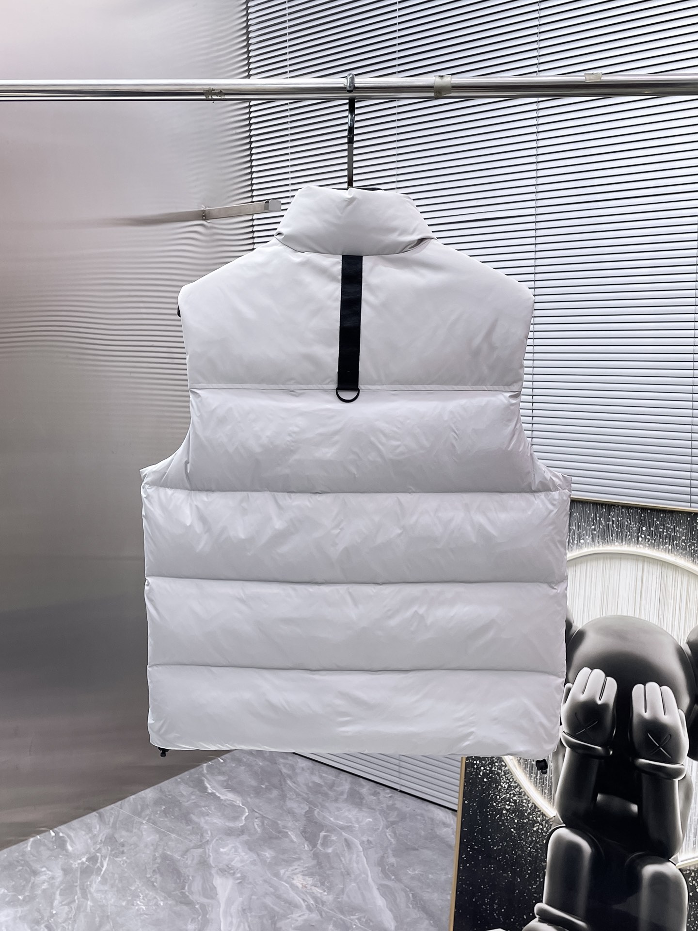 P440  剪刀  2025秋冬新款立领马甲羽绒服外套，爆款来袭，高版本。内充90绒，蓬松又保暖，品相超级好。进口防风防雨面料，软糯亲肤，抗皱不沾灰，立挺有型，时尚绝绝子；奢华有型，辨识度极高；一眼就能看到的好品质。男女同款。适合凹各种造型，内搭随意，时尚感爆棚。码数 S-XXL