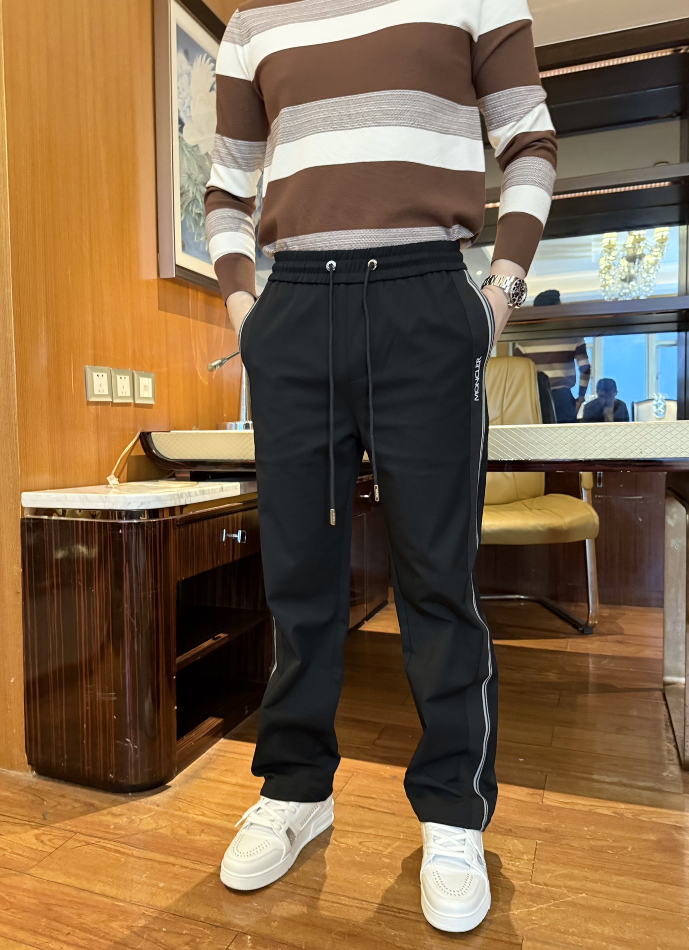 NO:595060,Mengkou-2025 The latest popular casual pants are shipped from the counter. The best-selling items in European and American counters!  Selected Italian imported wool modal cotton fabric with straight design, side brand woven belt design to show your taste. You definitely deserve it. Size M-XXXL (model 180/140 wears L, comes with Hong Kong Lane Crawford gift box packaging), Moncler, alexander wang19860909蒙口-2025专柜最新爆款休闲裤出货 欧美专柜热销单品！精选意大利进口羊毛莫代尔棉面料搭配直筒设计,侧边品牌编织带设计彰显品味 您绝对值得拥有.码数M-XXXL(模特180/140穿L,配香港连卡佛礼盒包装）,,Moncler,alexander wang,Men's clothing