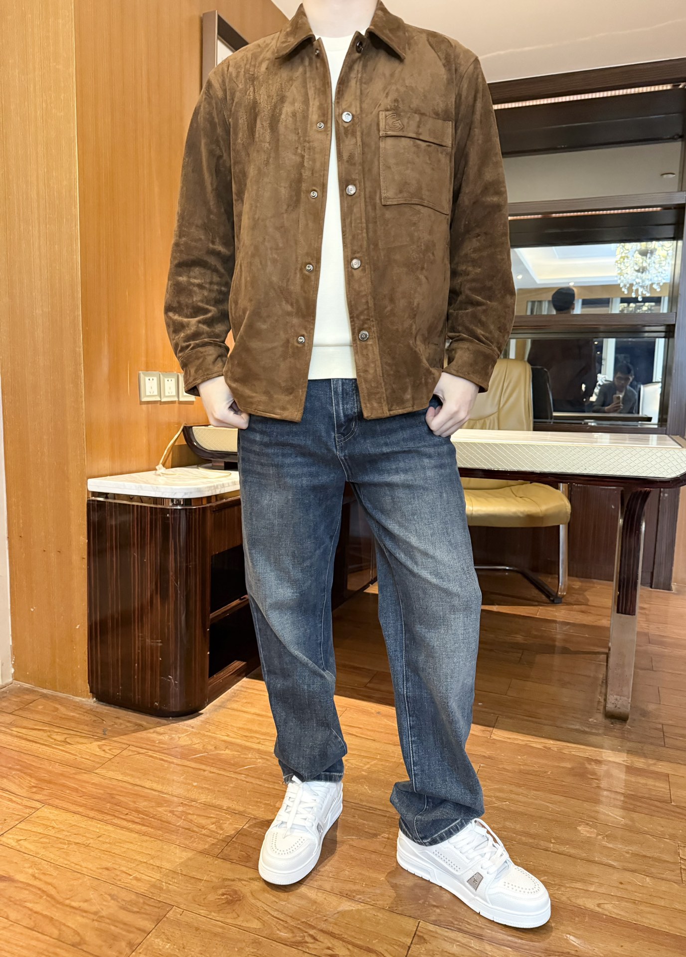 NO:595037,Gucci-2025 new jacket!  The suede fabric has a soft mist and high-end feel, is soft and skin-friendly, and the matte brown tone has a retro atmosphere. It has a texture filter when you wear it out ~ chest patch pocket + metal button, simple and a bit of workwear accent; shirt-style lapel + loose version, can be worn alone  Aura, can also be worn as a layer without bulking. The warm brown tone is not picky on skin tone, and there is no pressure to switch between casual/sophisticated style. Size: 48-56 (model 180/140 wears 50, comes with Hong Kong Lane Crawford gift box packaging),,jackets  & coats,shirts,chamois leather,alexander wang19860909古琦-2025新款外套！麂皮面料自带柔雾高级感,触感软糯亲肤,哑光棕调自带复古氛围,穿出门自带质感滤镜~胸前贴袋+金属纽扣,简约中带点工装腔调；衬衫式翻领+宽松版型,既能单穿撑气场,也能当内搭叠穿不臃肿.暖棕色调不挑肤色,休闲/轻熟风切换无压力.码数:48-56(模特180/140穿50,配香港连卡佛礼盒包装),,jackets & coats,shirts,chamois leather,alexander wang,Men's clothing