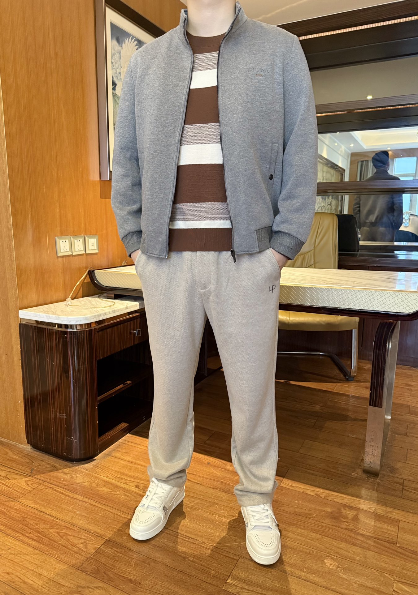 NO:595126,Ermenegildo Zegna-2026 new coat!  The wool blended fabric is soft and skin-friendly, with a delicate texture. It is warm but not heavy, and does not feel restrictive when worn close to the body. The stand-up collar + zipper style is neat and capable, and the low-key letter embroidery on the chest enhances sophistication; the side pockets are decorated with buttons + ribbed edges, and the details are high-quality.  It feels good and can modify your body shape. The solid color design does not have to be matched, the version is loose and not draggy, and it is comfortable and decent for daily wear. Size: 48-56 (model 180/140 wears 50, with Hong Kong Lane Crawford gift box packaging),,zegna,jackets  & coats,alexander wang19860909杰尼亚-2026新款外套！羊毛混纺面料柔软亲肤,自带细腻纹理质感,既保暖又不厚重,贴身穿也没有束缚感~立领+拉链款利落干练,胸口低调字母刺绣提升精致度；侧边口袋纽扣装饰+罗纹收边,细节显质感还能修饰身形.纯色设计不挑搭配,版型宽松不拖沓,日常穿舒适又得体.码数:48-56(模特180/140穿50,配香港连卡佛礼盒包装),,zegna,jackets & coats,alexander wang,Men's clothing