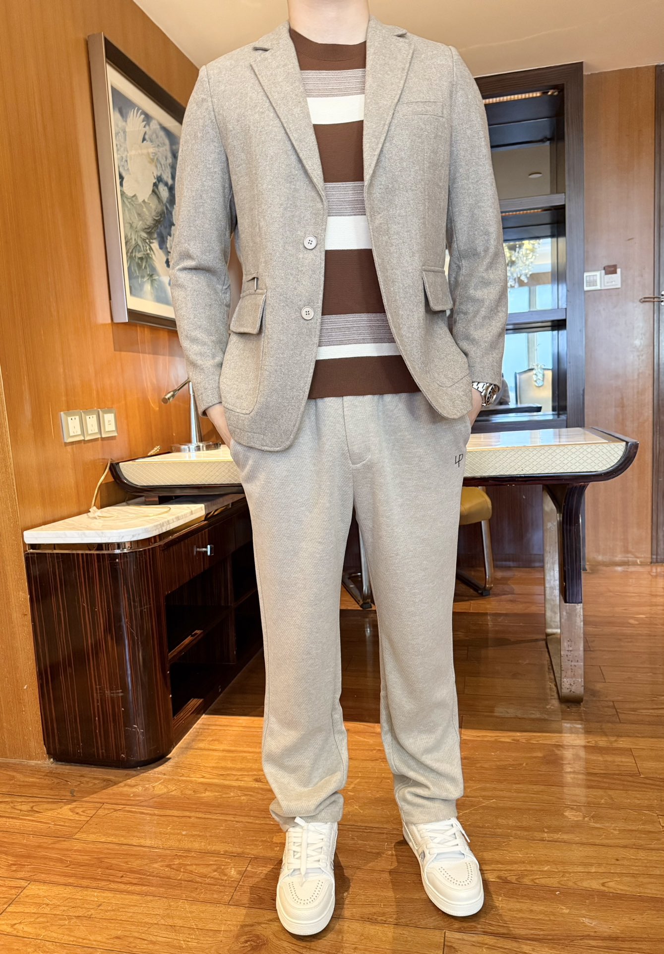 NO:595040,Ermenegildo Zegna-2025 new single suit!  The herringbone wool material has a warm autumn and winter texture. It is soft and smooth and wrinkle-resistant. It has a delicate velvet feel to the touch. The warmth is suitable for late autumn and early winter. The elbows are spliced with leather patches, which are wear-resistant and practical. The single-breasted button + flat lapel collar is simple and neat, and the waist-cut back makes you slim.  The details hide a sense of sophistication. The coat can be worn alone or layered, adapting to various styles. Size: 48-56 (model 180/140 wears 50, with Hong Kong Lane Crawford gift box packaging),,zegna,alexander  wang19860909杰尼亚-2025新款单西！人字纹毛呢材质,自带秋冬暖调肌理感,柔软垂顺还抗皱,触摸有细腻绒感,保暖性适配深秋初冬~手肘拼接皮质贴片,耐磨实用；单排扣+平驳领简约利落,后背收腰剪裁显瘦不拖沓,细节藏着精致感.可单穿也能叠穿大衣,适配多场景风格.码数:48-56(模特180/140穿50,配香港连卡佛礼盒包装),,zegna,alexander wang,Men's clothing