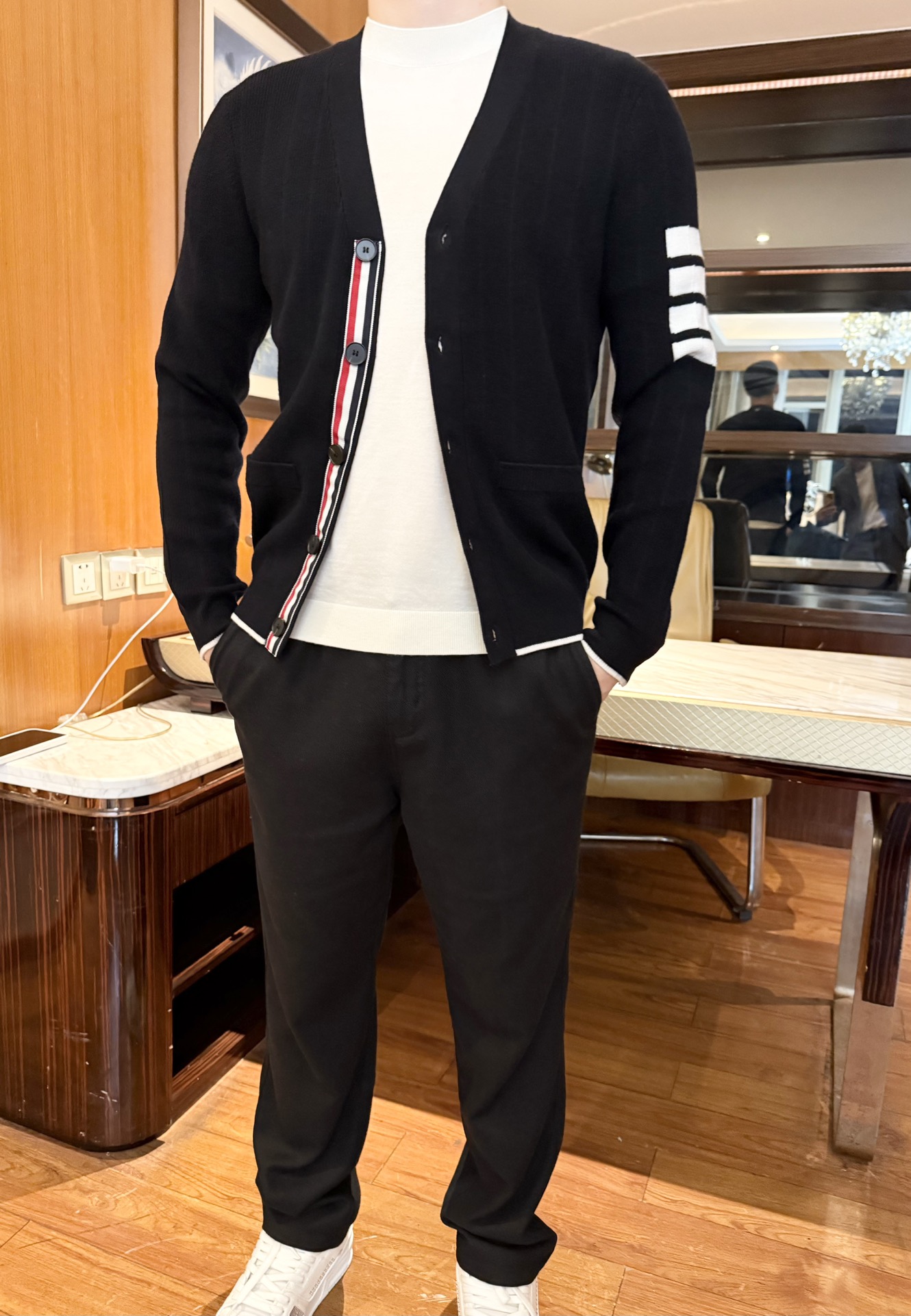 NO:595043,TB-2025 new sweater cardigan!  The classic four-stripe armband echoes the red, white and blue webbing elements on the placket, which is a highly recognizable design language in the fashion circle. The brand style is hidden in the simple gray tones, making it easy to create a light and luxurious style. Selected high-quality cotton and wool blended fabrics have fine texture and good elasticity.  It is skin-friendly and warm, comfortable and soft to wear, and has good breathability. It does not feel stuffy when worn in spring and autumn. The V-neck cardigan has a slim fit and is not bloated. It can be perfectly adapted to business, leisure or light social scenes, and can realize diverse switching of styles!  Size 48-56 (model 180/140 wears 50, with Hong Kong Lane Crawford gift box packaging),,sweaters,alexander wang19860909TB-2025新款毛衣开衫！经典四道杠袖标与门襟红白蓝织带元素相呼应,是时尚圈极具辨识度的设计语言,简约灰色调中暗藏品牌格调,轻松打造轻奢穿搭风格.精选优质棉羊毛混纺面料,纹理细腻且具有良好的亲肤性与保暖性,穿着舒适柔软,同时具备不错的透气性,春秋季节穿着毫无闷热感.V领开衫版型修身不臃肿,无论是商务、休闲还是轻社交场景都能完美适配,可实现风格的多元切换！码数48-56(模特180/140穿50,配香港连卡佛礼盒包装),,sweaters,alexander wang,Men's clothing