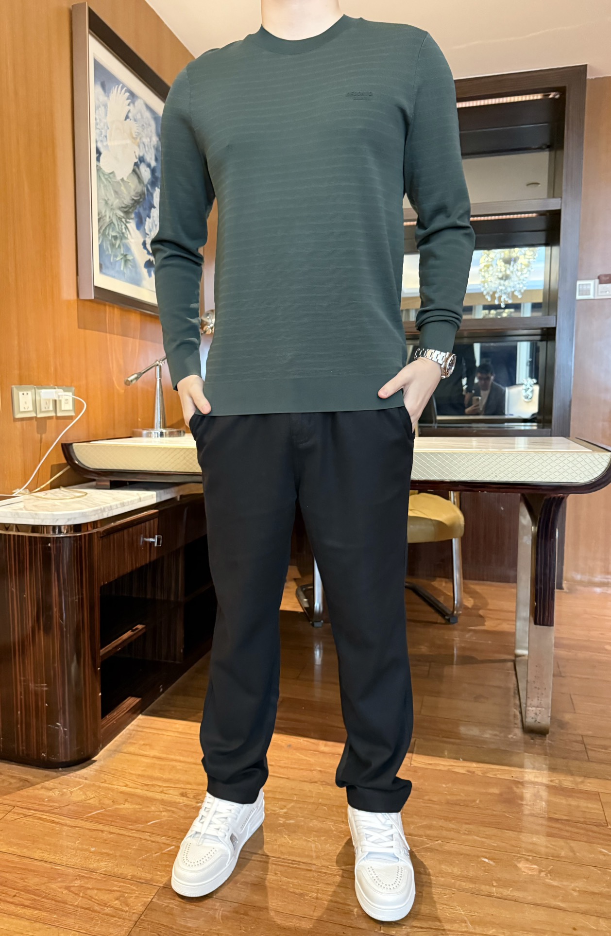 NO:595046,Ermenegildo Zegna-2025 new sweater!  The low-key letter logo brings high luxury recognition and exudes exquisite style in simplicity; the elastic knitted fabric with pinstripe texture is smooth and skin-friendly, light and breathable yet warm, and can be worn close to the body without a sense of restraint; the shoulder and neck lines are neatly modified, low-key and unobtrusive, and suitable for layering in various styles;  The body is slightly elastic and tailored to fit the body shape but not tight. It can highlight the neat lines and show the figure without being cramped. Size: 48-56 (model 180/140 wears 50, comes with Hong Kong Lane Crawford gift box packaging),,zegna,sweaters,alexander  wang19860909杰尼亚-2025新款毛衣！低调字母标识,自带高奢辨识度,简约中透出精致格调；细条纹肌理的弹力针织面料,触感柔滑亲肤,轻薄透气却不失保暖性,贴身穿无束缚感；利落修饰肩颈线条,低调不张扬,适配各种风格叠穿；修身微弹剪裁,贴合身形但不紧绷,能凸显利落线条,显身材又不局促.码数:48-56(模特180/140穿50,配香港连卡佛礼盒包装),,zegna,sweaters,alexander wang,Men's clothing