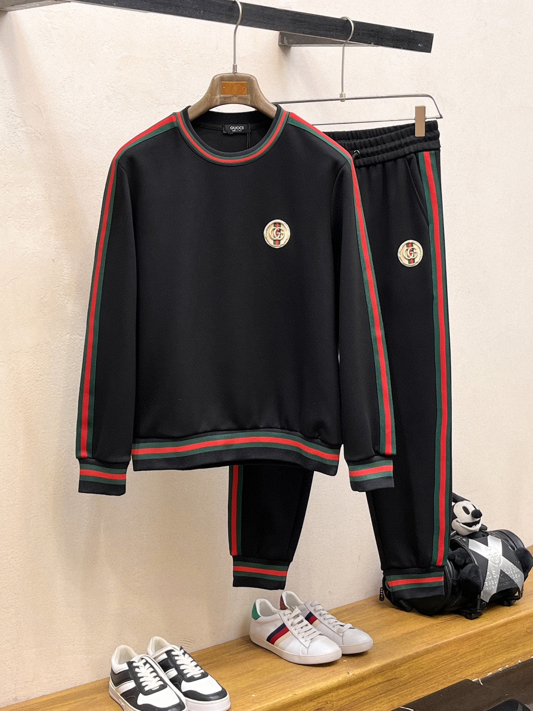 360💰 【GUCCI 古奇】爆款套装来袭 专注官网原版 2025全新爆款圆领卫衣套装 原单狠货🇭🇰倾注顶级设计师的精心之作 就为一个贴合、完美的上身效果 全天然优质天丝罗马棉100%,贴身的舒适感 高贵典雅!原厂五金无不彰显优雅高贵气质!专柜尺码:M-3XL(最大穿到190斤)