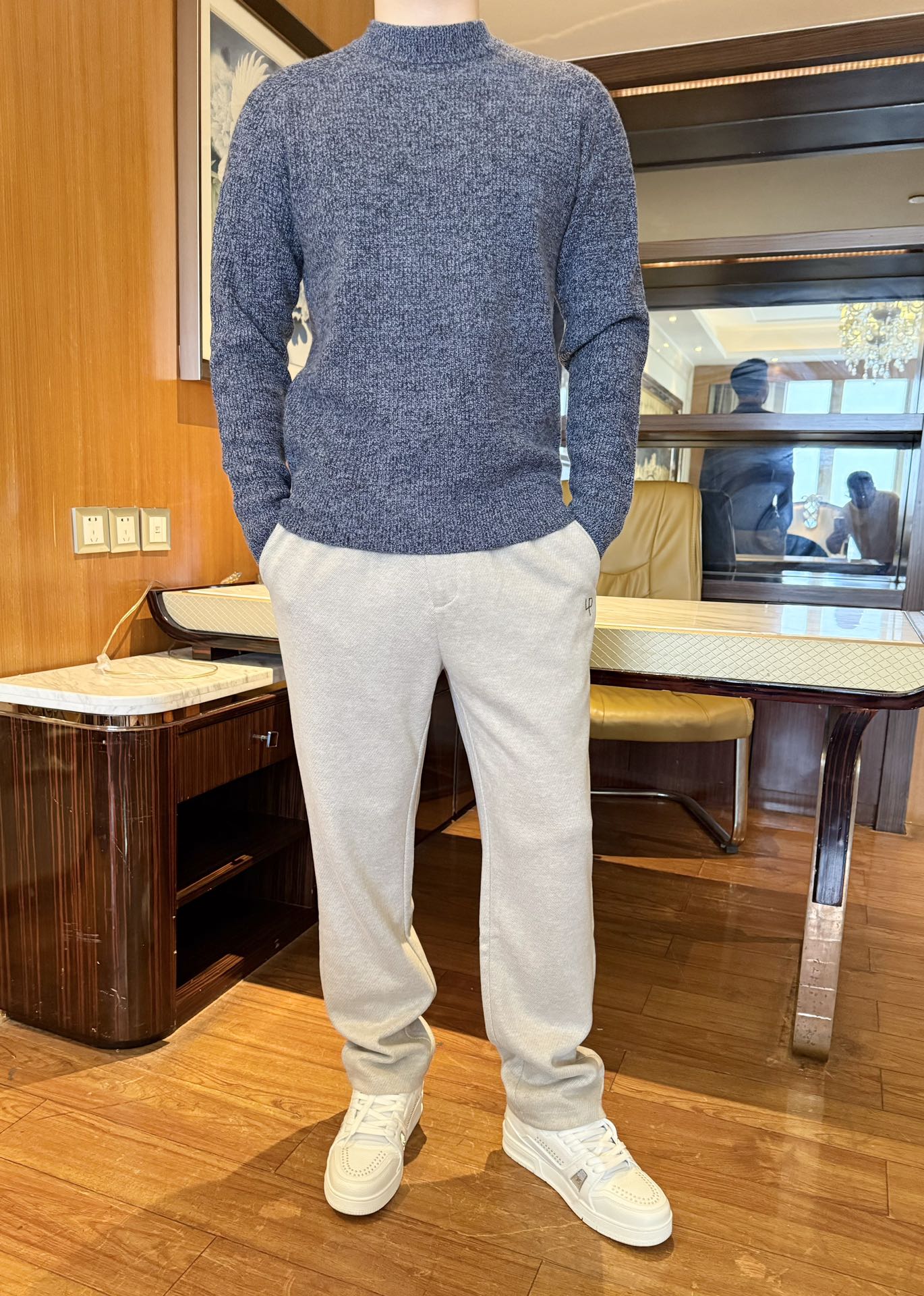 NO:595052,LP-2025 new sweater!  The cashmere fabric of 90% cotton and 10% wool has a matte texture, feels soft and skin-friendly, and is not irritating when worn close to the body; the half-high collar design can protect the neck and keep it warm without feeling restrictive, making it more comfortable to wear in autumn and winter ~ variegated pattern  It has a sense of layering and is more refined than a solid-color sweater; the slim fit and not tight version can be worn alone to show off your figure, or can be worn as an inner layer and tucked into a jacket without being bulky. The gray-blue color is not picky, making it easy to switch between daily and casual styles!  Size: 48-56 (model 180/140 wears 50, with Hong Kong Lane Crawford gift box packaging), loro piana, jackets & coats, sweaters, alexander wang19860909LP-2025新款毛衣！90棉羊毛10的山羊绒面料自带雾面质感,触感软糯亲肤,贴身穿不扎人；半高领设计既能护住脖颈保暖,又不会有束缚感,秋冬穿舒适度拉满~杂色纹理自带层次感,比纯色毛衣更显精致；修身不紧绷的版型,既能单穿显身形,也能当内搭塞进外套里不臃肿.灰蓝色调不挑风格,轻松切换日常/轻熟风格！码数:48-56(模特180/140穿50,配香港连卡佛礼盒包装),,loro piana,jackets & coats,sweaters,alexander wang,Men's clothing