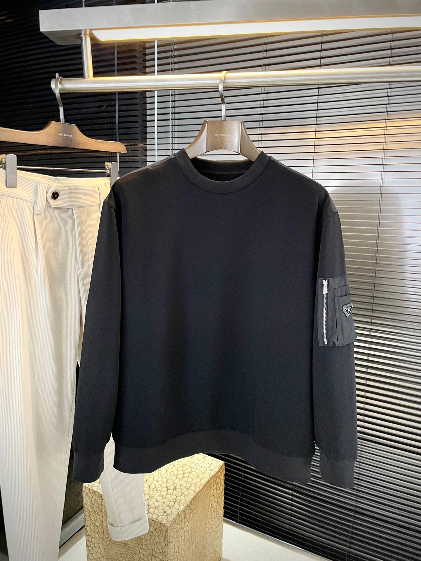 NO:595134,P PRAD (Pula) 2025 new autumn style, the latest sweatshirts at the counter. The original version is casual and versatile, with a casual and lazy style. Customized original cotton fabrics, which are extremely comfortable. High-end atmosphere, does it have the taste of autumn, the first choice. Size M-XXXL Purchasing level...,, prada, prada, hoodie, sweatshirts, alexander wang19860909P  PRAD（普拉）2025秋季新款,专柜最新卫衣 原版版型上身休闲百搭、随性慵懒范,定制原版棉质面料,舒适感爆棚.高端大气,秋天的味道有没有,首选 .码数 M-XXXL 代购级别……,,prada,prada,hoodie,sweatshirts,alexander wang,Men's clothing