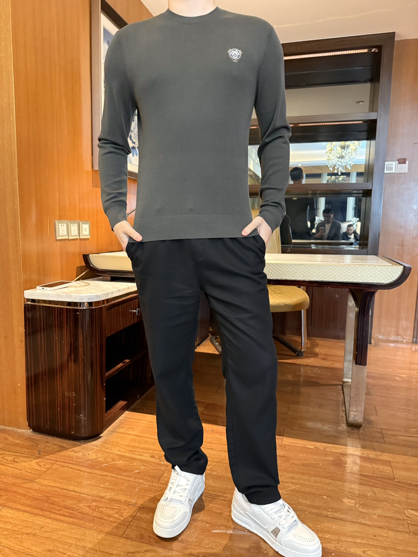 NO:595055,Hermès-2025 new sweater!  Made of 100% ultra-fine merino wool fabric, it is light but warm, soft and not sweaty when worn next to the body; the slim fit is not tight, can fit the body shape but is not cramped, slimming and neat. The exquisite embroidered badge on the chest is low-key and has a light luxury texture, which is more recognizable than the solid color basic style; the round neck design does not emphasize the neck line, and is suitable for various outerwear for daily wear!  Size 48-56 (model 180/140 wears 50, with Hong Kong Lane Crawford gift box packaging), hermes, sweaters, alexander wang19860909爱马仕-2025新款毛衣！百分百极细美丽诺羊毛面料,轻薄但有暖感,贴身穿柔软不闷汗；修身不紧绷的版型,能贴合身形但不局促,显瘦还显利落.胸口精致刺绣徽章,低调带点轻奢质感,比纯色基础款更有辨识度；圆领设计不挑脖颈线条,日常穿适配各种外搭！码数48-56（模特180/140穿50,配香港连卡佛礼盒包装）,,hermes,sweaters,alexander wang,Men's clothing