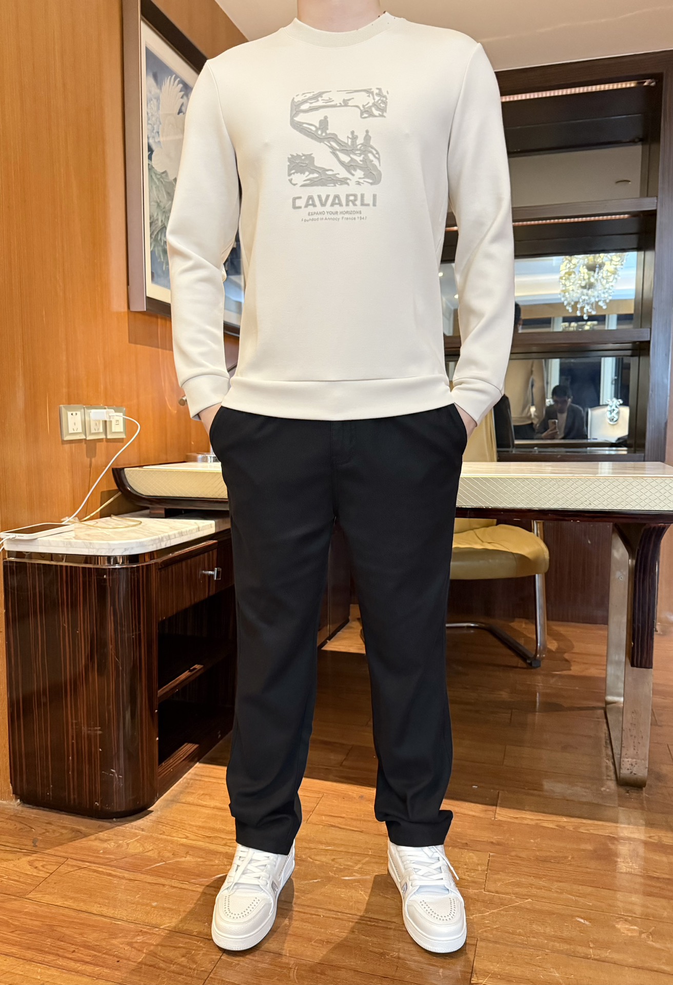 NO:595058,Ermenegildo Zegna-2025 new sweatshirt!  Smooth modal cashmere fabric, soft and skin-friendly, moderately thick and not bulky, comfortable to wear alone or inside, keeping warm in autumn and winter without sweating~ Three-dimensional embossed pattern + letter logo on the chest, low-key and textured, more refined than ordinary printed sweatshirts; round neck + slim-fitting slightly elastic version, fit the body shape but not cramped, slim and neat  .The milky white tone is clean and versatile, and the pattern has a light retro atmosphere. It can be easily worn with a casual trendy feel or a simple and high-end feel. Size 48-56 (model 180/140 wears 50, comes with Hong Kong Lane Crawford gift box packaging),,zegna,hoodie,sweatshirts,alexander  wang19860909杰尼亚-2025新款卫衣！柔滑莫代尔山羊绒面料,触感软糯亲肤,厚度适中不臃肿,单穿/内搭都舒适,秋冬穿既保暖又不会闷汗~胸口立体压印图案+字母标识,低调有质感,比普通印花卫衣更显精致；圆领+修身微弹版型,贴合身形但不局促,显瘦还利落.奶白色调干净百搭,图案自带轻复古氛围,能轻松穿出休闲潮感或简约高级感.码数48-56（模特180/140穿50,配香港连卡佛礼盒包装）,,zegna,hoodie,sweatshirts,alexander wang,Men's clothing