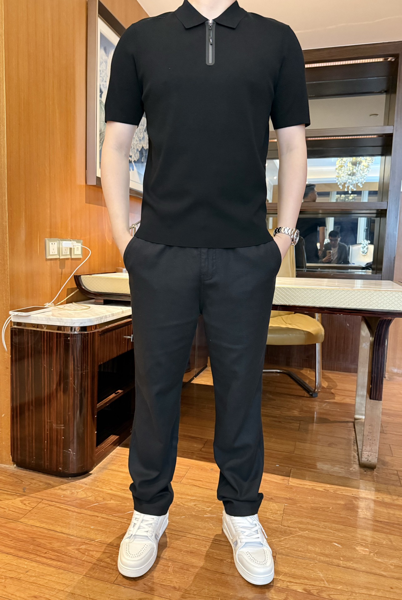 NO:595061,Ermenegildo Zegna-2025 new polo!  Delicate knitted fabric, light and breathable but not stuffy, soft against the skin without any sense of restraint; slim and slightly elastic version, can fit the body shape but not tight, slimming and neat lines. Half-zip lapel design, more texture than ordinary Polo, adjustable collar opening and closing, taking into account both casual and light business atmosphere;  Pure black color + simple tailoring, low-key and not fancy but the details show taste. Classic black does not choose bottoms, and there is no pressure to switch styles. Size: 48-56 (model 180/140 wears 50, with Hong Kong Lane Crawford gift box packaging),,zegna,alexander  wang19860909杰尼亚-2025新款polo！细腻针织面料,轻薄透气不闷热,贴肤柔软无束缚感；修身微弹版型,能贴合身形但不紧绷,显瘦还显利落线条.半拉链翻领设计,比普通Polo更有质感,领口开合可调节,兼顾休闲与轻商务氛围；纯黑配色+简约剪裁,低调不花哨但细节显品味.经典黑色不挑下装,风格切换无压力.码数:48-56(模特180/140穿50,配香港连卡佛礼盒包装),,zegna,alexander wang,Men's clothing