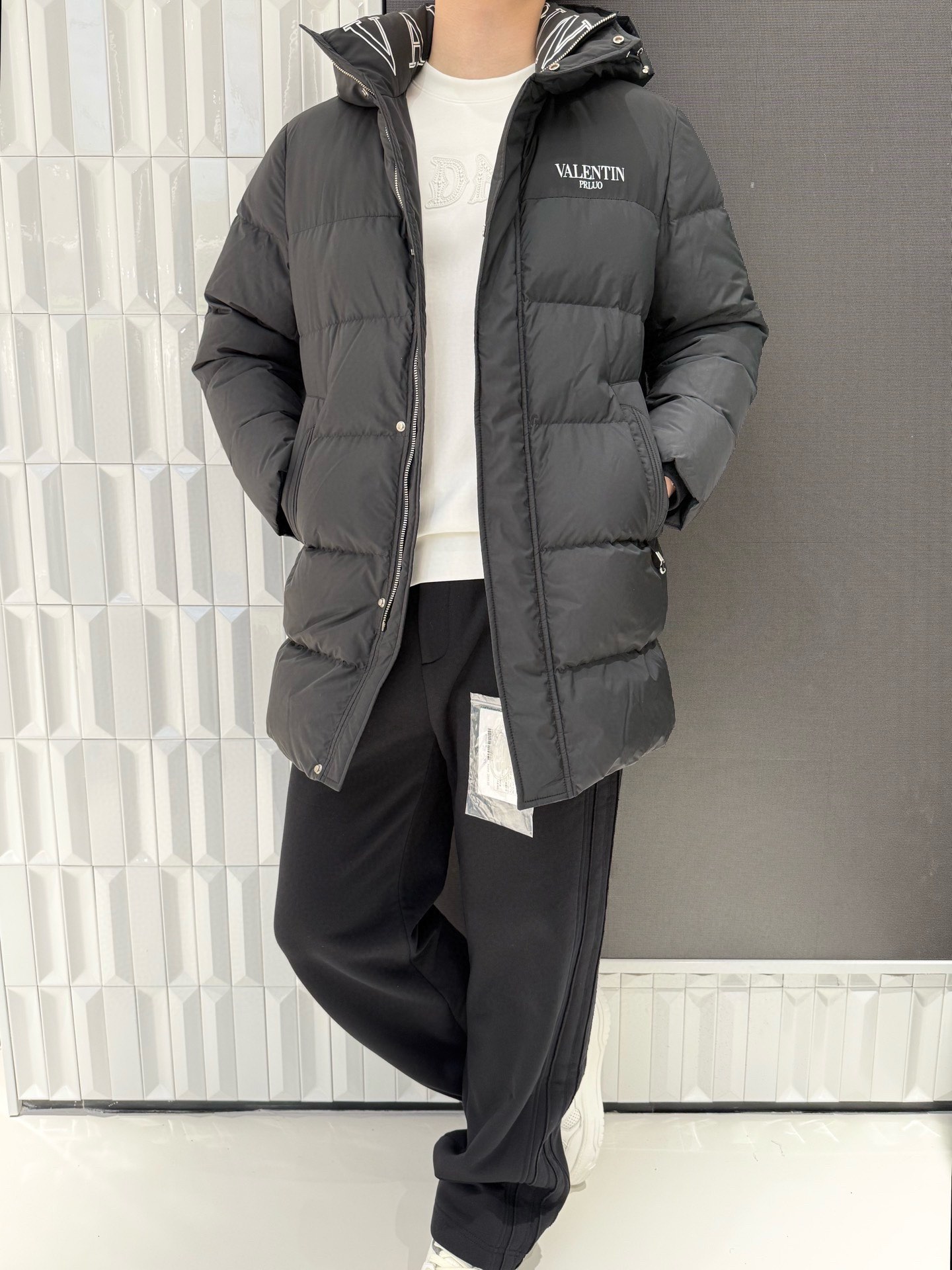 NO:595033,Valentino-2025 high-end new mid-length down jacket!  Filled with high-quality down, it has high fluffiness, strong warmth retention, and can effectively withstand severe cold; the outer fabric has good windproof performance and can keep the inside dry even in rainy and snowy weather. The mid-length version is simple and elegant and flatters the body shape; the brand logo design is exquisite, improving the overall texture and recognition; the hood design is detachable to meet different styling and warmth needs, and the details include zipper and mouth  Bags and other bags are made of fine workmanship and are both practical and beautiful. Whether it is on the way to work in the city or on a casual shopping trip, this down jacket can with its fashionable appearance and warm performance, allow you to resist the cold wind while maintaining style. Size: 50-56 (model 180/140 wears 50, comes with Hong Kong Lane Crawford gift box packaging),, valentino, down  jacket,hats,alexander wang19860909华伦天奴-2025高端新款中长款羽绒服！采用高品质羽绒填充,蓬松度高,保暖性极强,能有效抵御严寒；外层面料具有良好的防风性能,应对雨雪天气也能保持内里干爽.中长款版型,简约大气且修饰身形；品牌标识设计精致,提升整体质感与辨识度；连帽设计可拆,满足不同造型与保暖需求,细节处的拉链、口袋等做工精细,兼具实用性与美观性.无论是城市街头的上班路,还是休闲的逛街出行,这款羽绒服都能以其时尚外观和保暖性能,让你在保持风度的同时抵御寒风.码数:50-56(模特180/140穿50,配香港连卡佛礼盒包装）,,valentino,down jacket,hats,alexander wang,Men's clothing