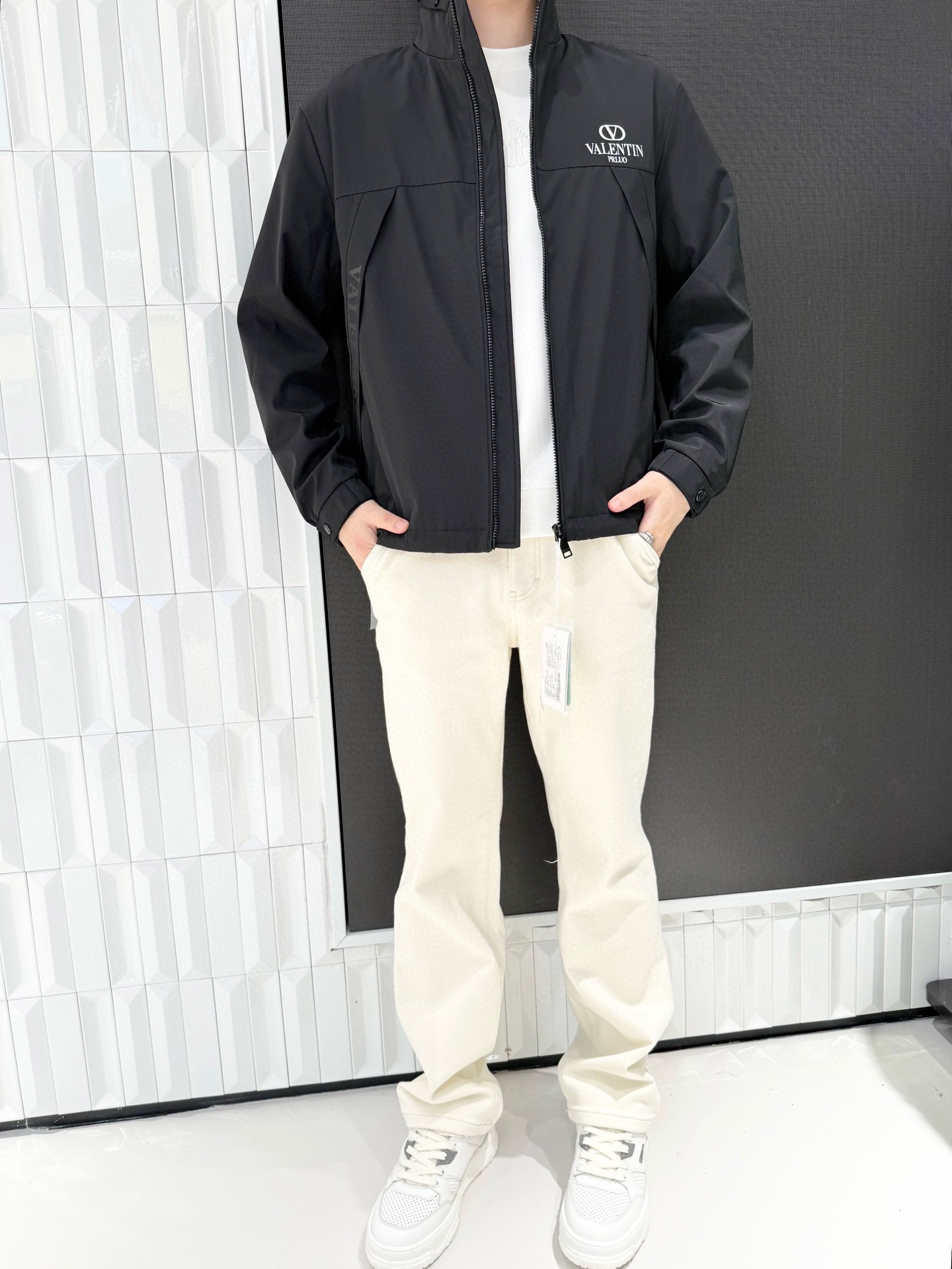 NO:595039,Valentino-2025 high-end new jacket!  Made of high-quality windproof fabric, it has excellent windproof performance and can effectively block the invasion of cold wind; the fabric is crisp and wear-resistant, and has good breathability, so it will not feel stuffy when worn. The stand-up collar design is neat and stylish, showing a capable temperament; the brand 'VALENTIN'  'PRUJO' logo is eye-catching and textured, which enhances the overall style; the zipper opens and closes smoothly, the details are finely crafted, and the simple version is versatile and not picky. It is suitable for casual wear or light business wear. Size: 48-56 (model 180/140 wears 50, with Hong Kong Lane Crawford gift box packaging),, valentino, valentino, jackets & coats, alexander wang19860909华伦天奴-2025高端新款外套！采用高品质防风面料,具备优异的防风性能,可有效阻挡寒风侵袭；面料质感挺括且耐磨,同时拥有良好的透气性,穿着时不会产生闷热感.立领设计利落有型,彰显干练气质；品牌“VALENTIN PRUJO”标识醒目且有质感,提升整体格调；拉链开合顺畅,细节处的做工精细,简约的版型百搭不挑人,无论是搭配休闲装还是轻商务装都很合适.码数:48-56(模特180/140穿50,配香港连卡佛礼盒包装),,valentino,valentino,jackets & coats,alexander wang,Men's clothing