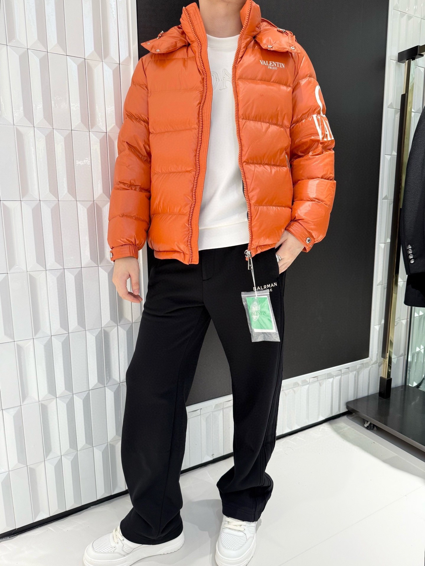 NO:595042,Valentino - high-end new down jacket!  Filled with high-fill down, paired with glossy windproof fabric, it not only has excellent warmth retention, can withstand the invasion of low temperatures in autumn and winter, but is also effectively windproof and waterproof, and can cope with complex weather such as rain and snow. The gloss on the surface of the fabric enhances the visual texture and is easy to clean and care. The detachable hood design increases styling flexibility and meets different needs.  The dressing needs of the scene; the brand printing elements on the chest and sleeve arms give the item fashionable recognition. The hardware accessories such as zippers and metal buckles are of excellent texture, and the details highlight the quality. Size 48-56 (model 180/140 wears 50, comes with Hong Kong Lane Crawford gift box packaging),,valentino,down  jacket,hats,alexander wang19860909华伦天奴-高端新款羽绒服！采用高蓬松度羽绒填充,搭配亮面防风面料,既具备优异的保暖性,能抵御秋冬低温侵袭,又能有效防风防水,应对雨雪等复杂天气；面料表面的光泽感提升视觉质感,同时易于清洁打理.可拆卸连帽设计增加造型灵活性,满足不同场景的穿搭需求；胸前与袖臂的品牌印花元素,赋予单品潮流辨识度,拉链、金属扣等五金配件质感精良,细节处彰显品质.码数48-56（模特180/140穿50,配香港连卡佛礼盒包装）,,valentino,down jacket,hats,alexander wang,Men's clothing