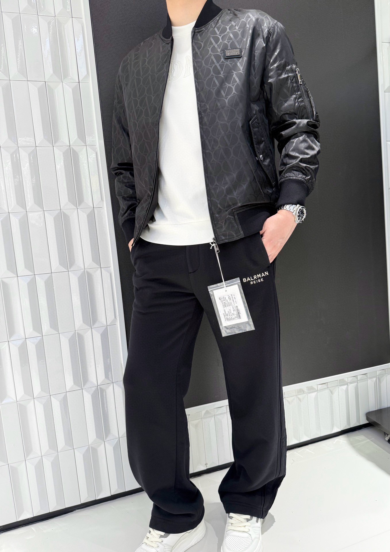 NO:595045,Valentino-2025 high-end new jacket!  Made of fabric with the brand's exclusive all-over printing pattern, the texture is crisp and glossy, with both fashion and wear resistance; the classic baseball collar style is retro and energetic; the all-over brand logo pattern is highly recognizable and highlights the trend of personality; the zipper design is convenient and practical, and the arms are  The pocket details enrich the style, and the overall style can be trendy or casual, easily creating an eye-catching look. Size: 48-56 (model 180/140 wears 50, with Hong Kong Lane Crawford gift box packaging), valentino, jackets  & coats,alexander wang19860909华伦天奴-2025高端新款外套！采用带有品牌专属满印图案的面料,质感挺括且富有光泽,兼具时尚感与耐磨性；经典棒球领版型,复古又具活力；满身品牌标识图案极具辨识度,彰显个性潮流；拉链设计便捷实用,手臂处的口袋细节丰富了造型层次,整体风格可潮可休闲,轻松打造吸睛造型.码数:48-56(模特180/140穿50,配香港连卡佛礼盒包装),,valentino,jackets & coats,alexander wang,Men's clothing