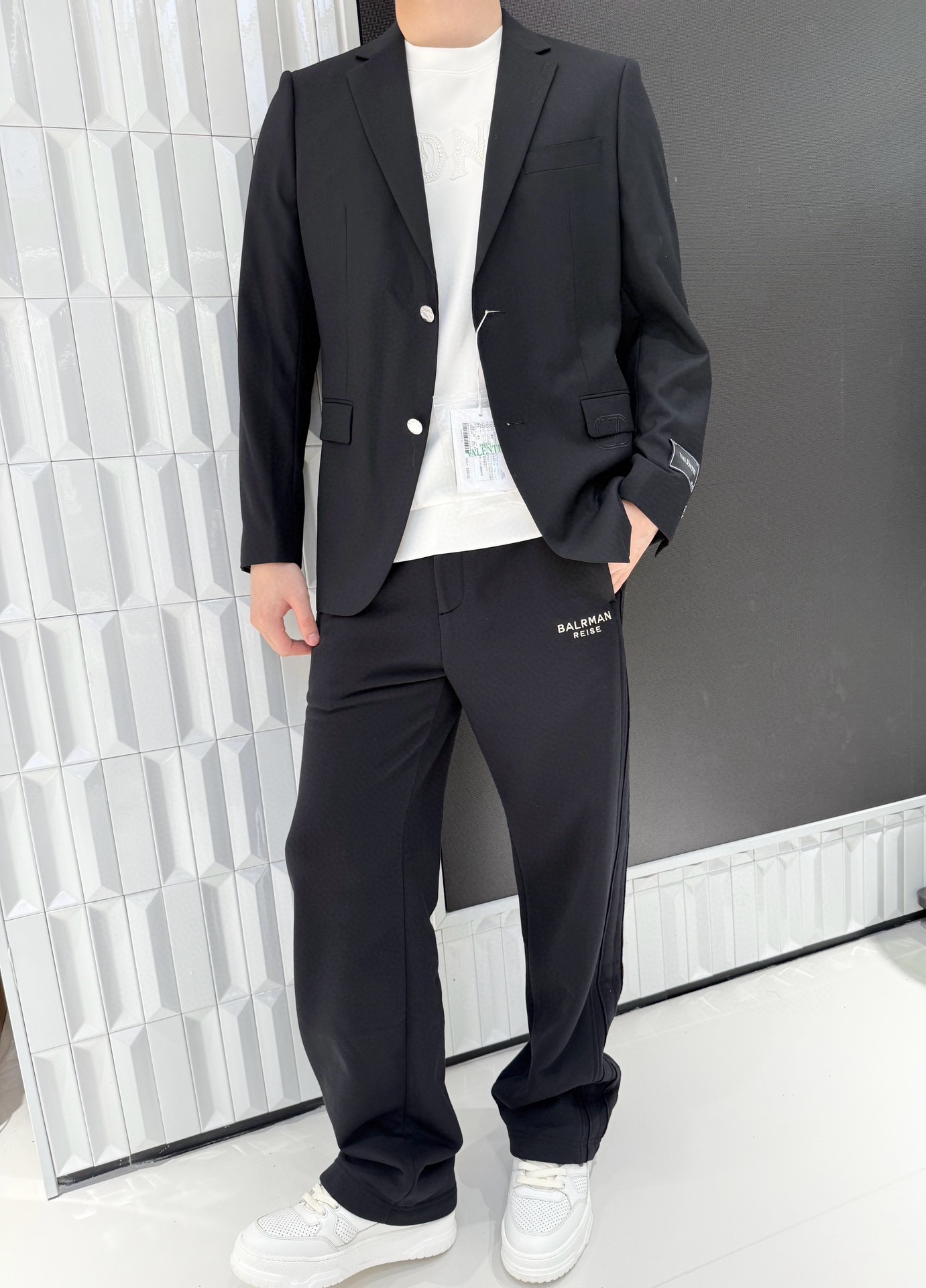 NO:595048,Valentino-2025 high-end new singles!  Made of high-quality wool fabric, the texture is crisp and stylish, with good drape and wrinkle resistance. It is crisp and neat to wear, comfortable to the touch, and can be kept in good condition even if worn for a long time. The classic black suit style is simple and elegant and very versatile; the details of the brand 'VALENTIN' logo (cuff labeling, dark patterns, etc.) are exquisite and textured  , enhance the overall style; the two-button design is classic and retro, the pocket layout is reasonable and decorative, can be used for business or leisure, and can easily control a variety of styles. Size: 48-56 (model 180/140 wears 50, with Hong Kong Lane Crawford gift box packaging),, valentino, valentino, business  suit,alexander wang19860909华伦天奴-2025高端新款单西！采用高品质羊毛面料,质感挺括有型,具有良好的垂坠感与抗皱性,穿着挺括利落,且触感舒适,长时间穿着也能保持良好状态.经典黑色西装版型,简约大气且极具百搭性；品牌“VALENTIN”标识细节（袖口贴标、暗纹等）精致有质感,提升整体格调；两粒扣设计经典复古,口袋布局合理且具装饰性,可商务可休闲,轻松驾驭多种风格.码数:48-56(模特180/140穿50,配香港连卡佛礼盒包装),,valentino,valentino,business suit,alexander wang,Men's clothing