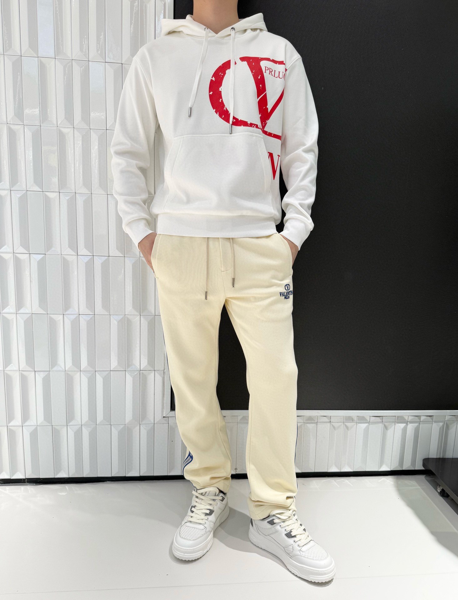 NO:595051,Valentino-2025 high-end new sweatshirt!  Made of high-quality cotton fabric, it feels soft and skin-friendly, has excellent warmth retention and breathability, and can stay comfortable and dry even when worn for a long time. It also has good elasticity and allows unrestricted movement. The white main tone is simple and elegant, the hooded design is casual and casual, and the drawstring can be adjusted to meet different styling needs; the large-size red brand logo print on the front is highly visual impact.  The old style adds a sense of retro trend, enhances overall recognition, and makes you easily the focus of the crowd. Size: 49-56 (model 180/140 wears 50, with Hong Kong Lane Crawford gift box packaging), valentino, hoodie, sweatshirts, hats, alexander  wang19860909华伦天奴-2025高端新款卫衣！采用优质棉感面料,触感柔软亲肤,保暖性与透气性俱佳,长时间穿着也能保持舒适干爽,且具有良好的弹性,活动无拘无束.白色主调简约大气,连帽设计休闲随性,可调节抽绳满足不同造型需求；正面大尺寸红色品牌标识印花极具视觉冲击力,做旧风格增添复古潮流感,提升整体辨识度,让你轻松成为人群焦点.码数:49-56(模特180/140穿50,配香港连卡佛礼盒包装),,valentino,hoodie,sweatshirts,hats,alexander wang,Men's clothing