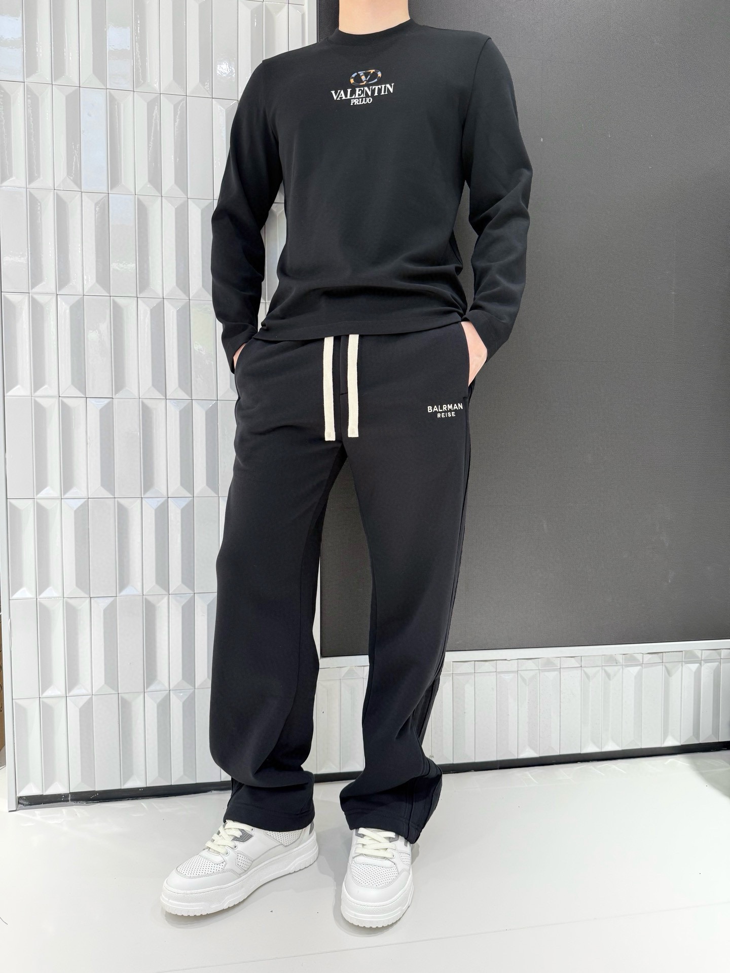 NO:595057,Valentino - 2025 high-end new long-sleeved T-shirt, made of high-quality skin-friendly modal cotton fabric, soft and delicate to the touch, with a balance of breathability and warmth, it can stay comfortable and dry for a long time, and has good extensibility, with unlimited movement. The black main tone is classic and versatile, and the round neck design is simple and elegant; the brand 'VALENTIN' on the chest  PRLUO' logo printing is exquisite and eye-catching, with the brand's exclusive symbol, which enhances the overall recognition and texture, and shows fashionable taste in simplicity. Size - 48-56 (model 180/140 wears 50, with Hong Kong Lane Crawford gift box packaging), valentino, valentino, tees, t-shirt, alexander wang19860909华伦天奴-2025高端新款长袖T恤,采用优质亲肤的莫代尔棉质面料,触感柔软细腻,透气性与保暖性平衡,长时间穿着也能保持舒适干爽,且具备良好的延展性,活动不受限.黑色主调经典百搭,圆领设计简约大气；胸前品牌“VALENTIN PRLUO”标识印花精致醒目,带有品牌专属符号,提升整体辨识度与质感,简约中尽显时尚品味.码数-48-56(模特180/140穿50,配香港连卡佛礼盒包装),,valentino,valentino,tees，t-shirt,alexander wang,Men's clothing