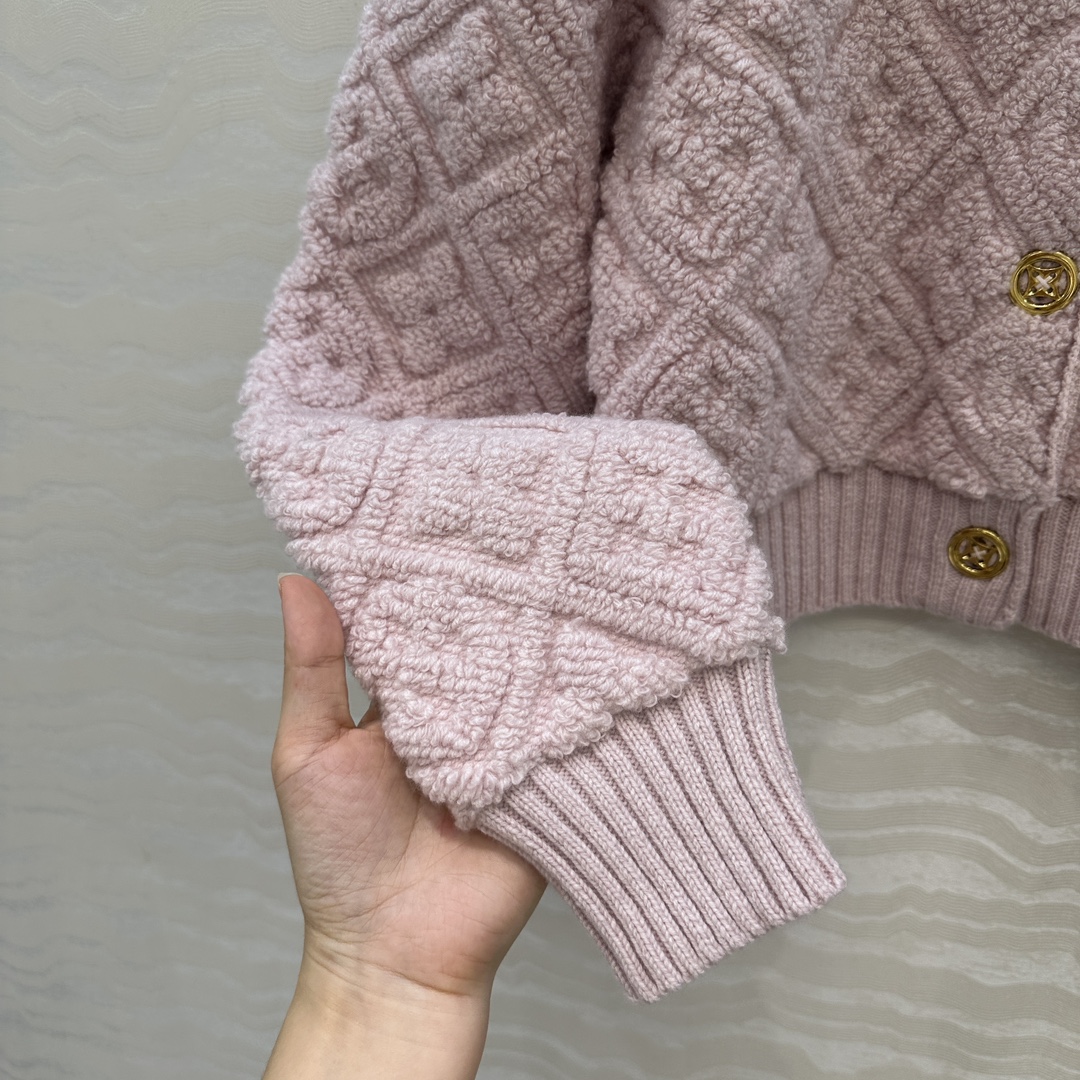 高端原单品质💕lou神仙颜值滑雪系列限定新品！超有氛氛围的肉桂粉色MONOGRAM提花羊绒外套！短款圆领