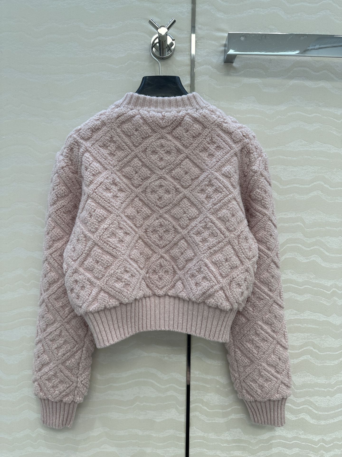 高端原单品质💕lou神仙颜值滑雪系列限定新品！超有氛氛围的肉桂粉色MONOGRAM提花羊绒外套！短款圆领