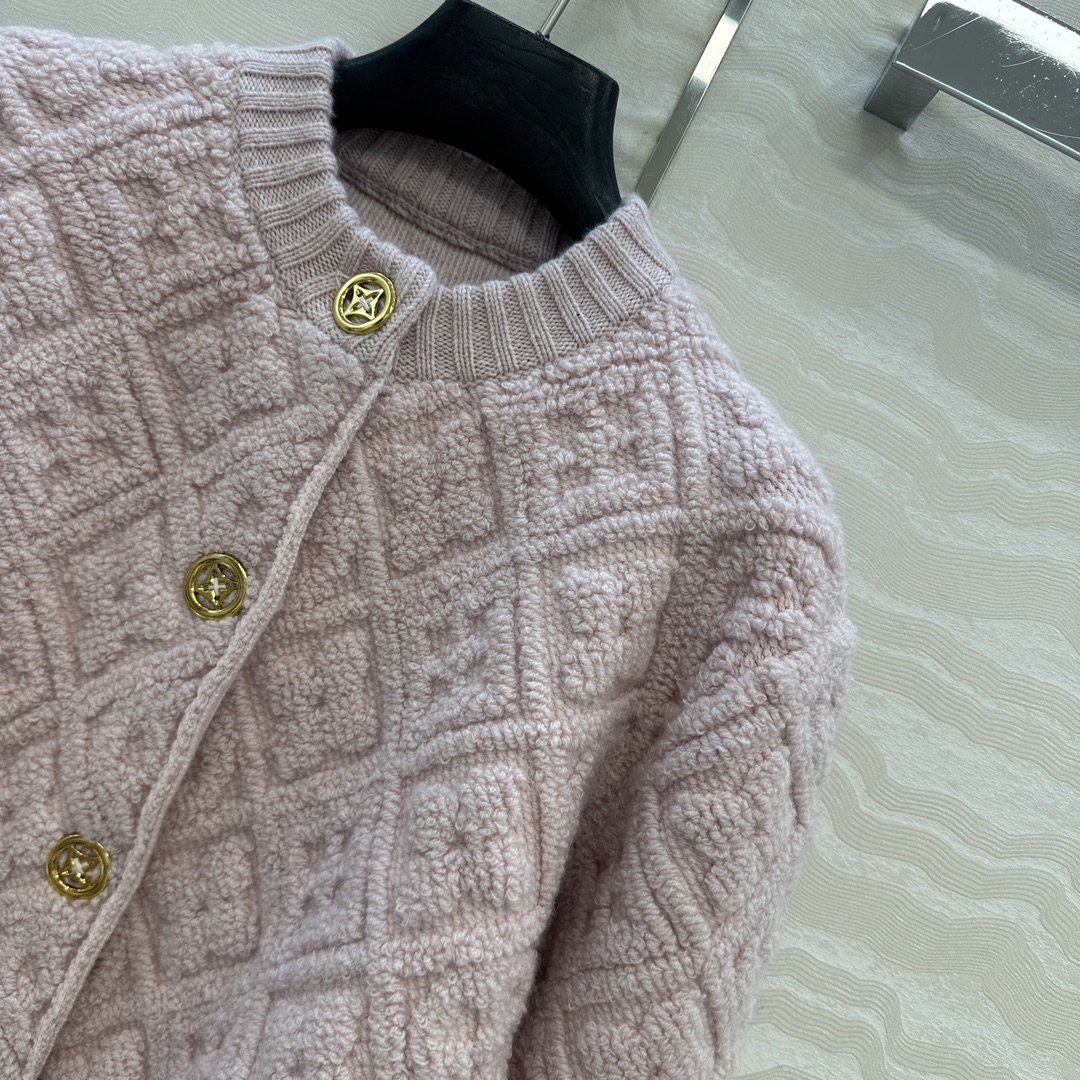 高端原单品质💕lou神仙颜值滑雪系列限定新品！超有氛氛围的肉桂粉色MONOGRAM提花羊绒外套！短款圆领