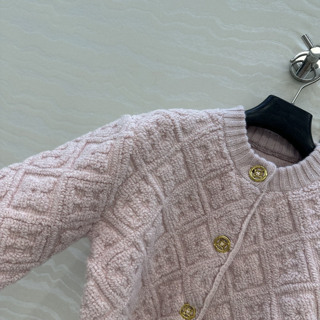 高端原单品质💕lou神仙颜值滑雪系列限定新品！超有氛氛围的肉桂粉色MONOGRAM提花羊绒外套！短款圆领