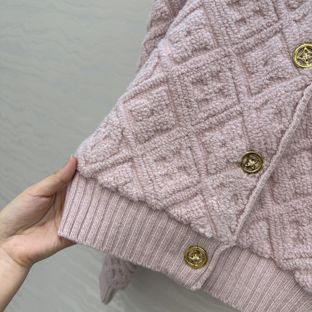 高端原单品质💕lou神仙颜值滑雪系列限定新品！超有氛氛围的肉桂粉色MONOGRAM提花羊绒外套！短款圆领