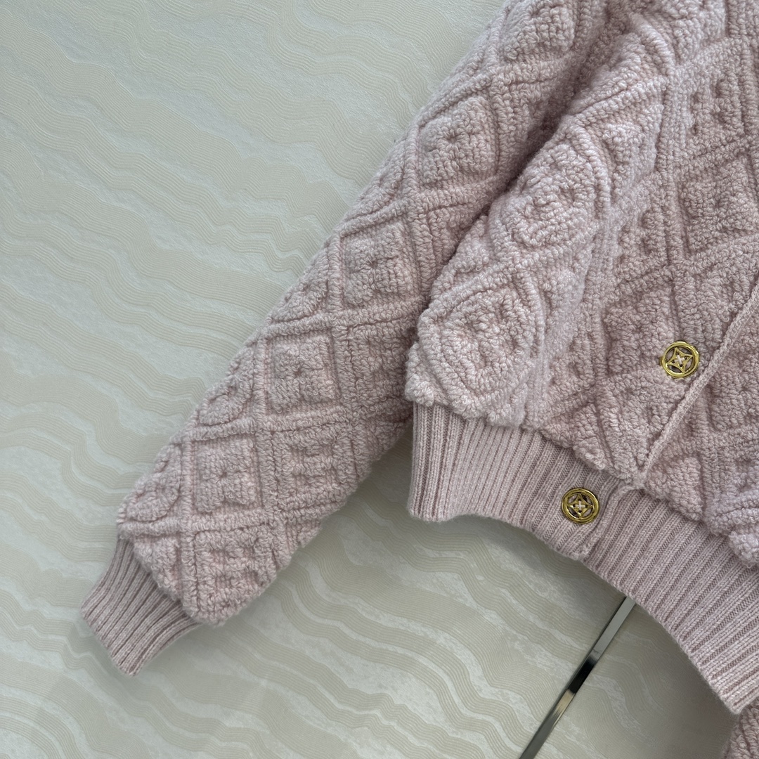 高端原单品质💕lou神仙颜值滑雪系列限定新品！超有氛氛围的肉桂粉色MONOGRAM提花羊绒外套！短款圆领