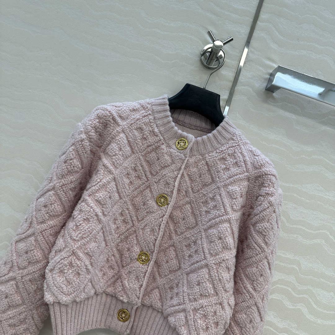 高端原单品质💕lou神仙颜值滑雪系列限定新品！超有氛氛围的肉桂粉色MONOGRAM提花羊绒外套！短款圆领